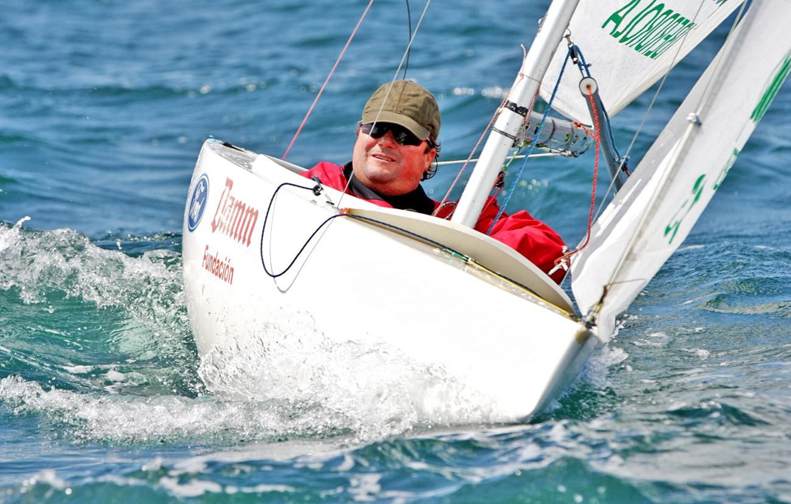 Arturo Montes, deportista paralímpico, en plena regata.