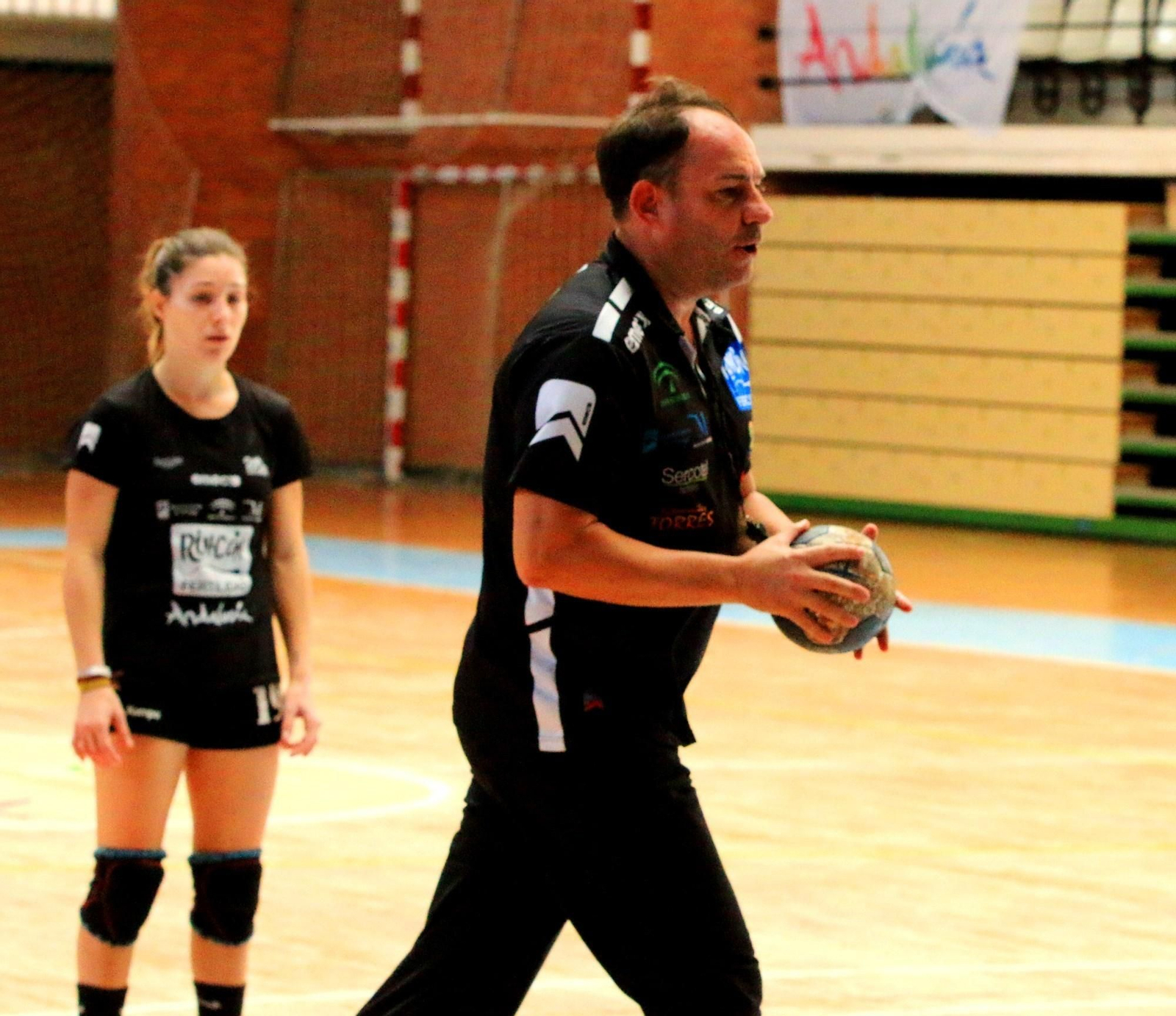 Diego Carrasco dando instrucciones durante un entrenamiento.