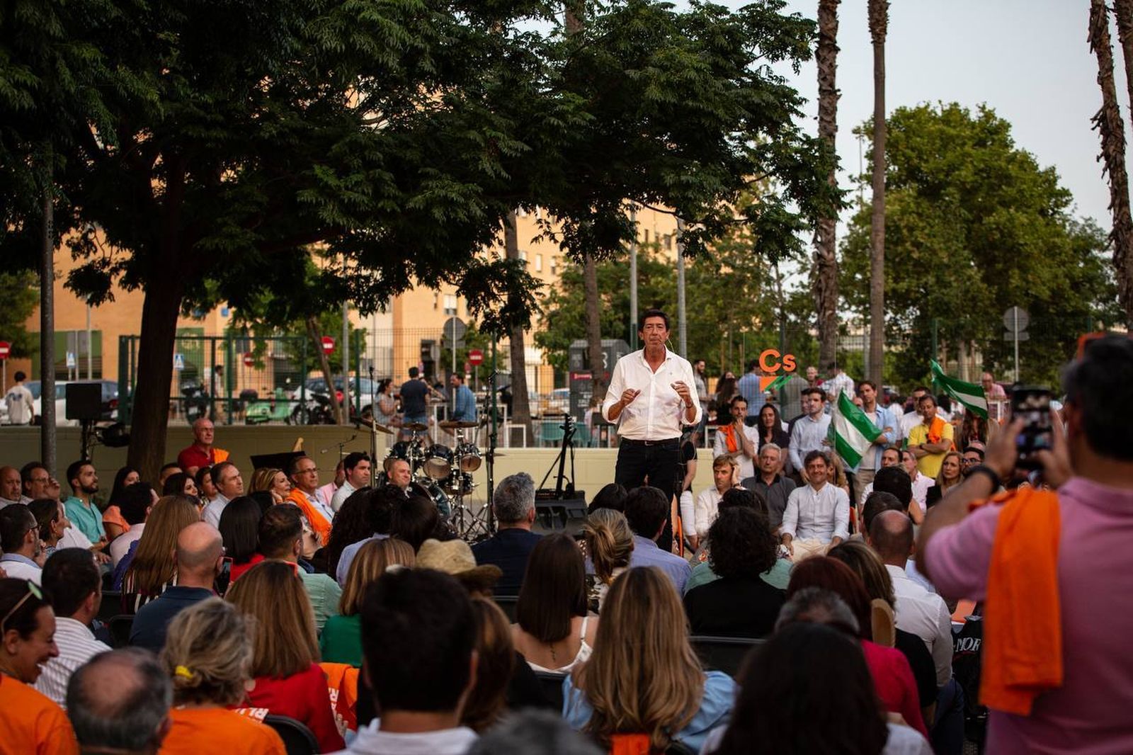 Juan Marín en el acto de cierre de campaña en el barrio de los Bermejales de Sevilla.