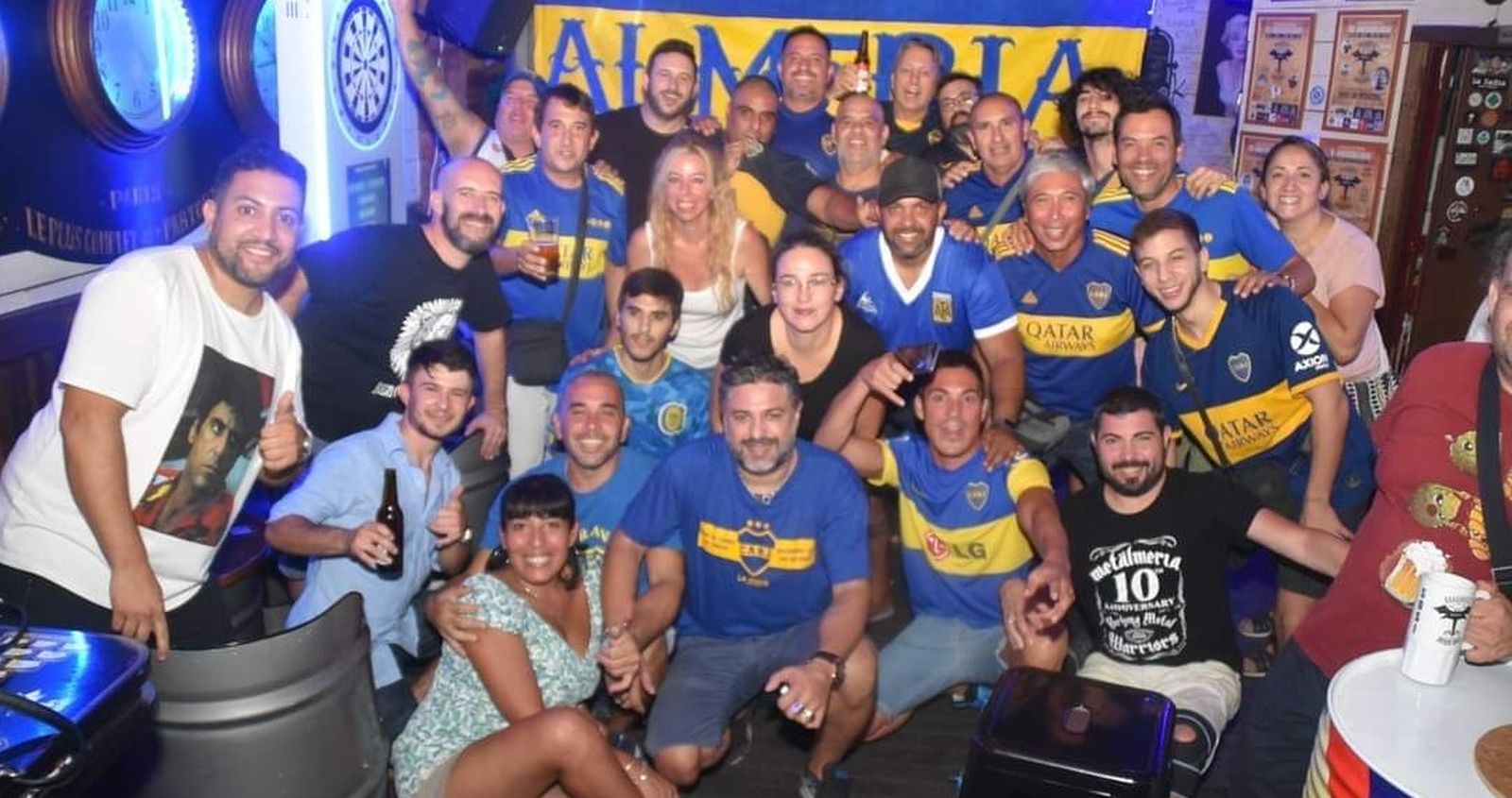Los aficionados argentinos celebran el título en el pub Dragonfly
