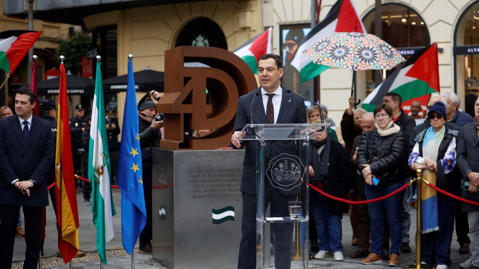 Juanma Moreno inaugura el monumento homenaje al Día de la Bandera de Andalucía en Córdoba Juanma Moreno inaugura el monumento homenaje al Día de la Bandera de Andalucía en Córdoba
