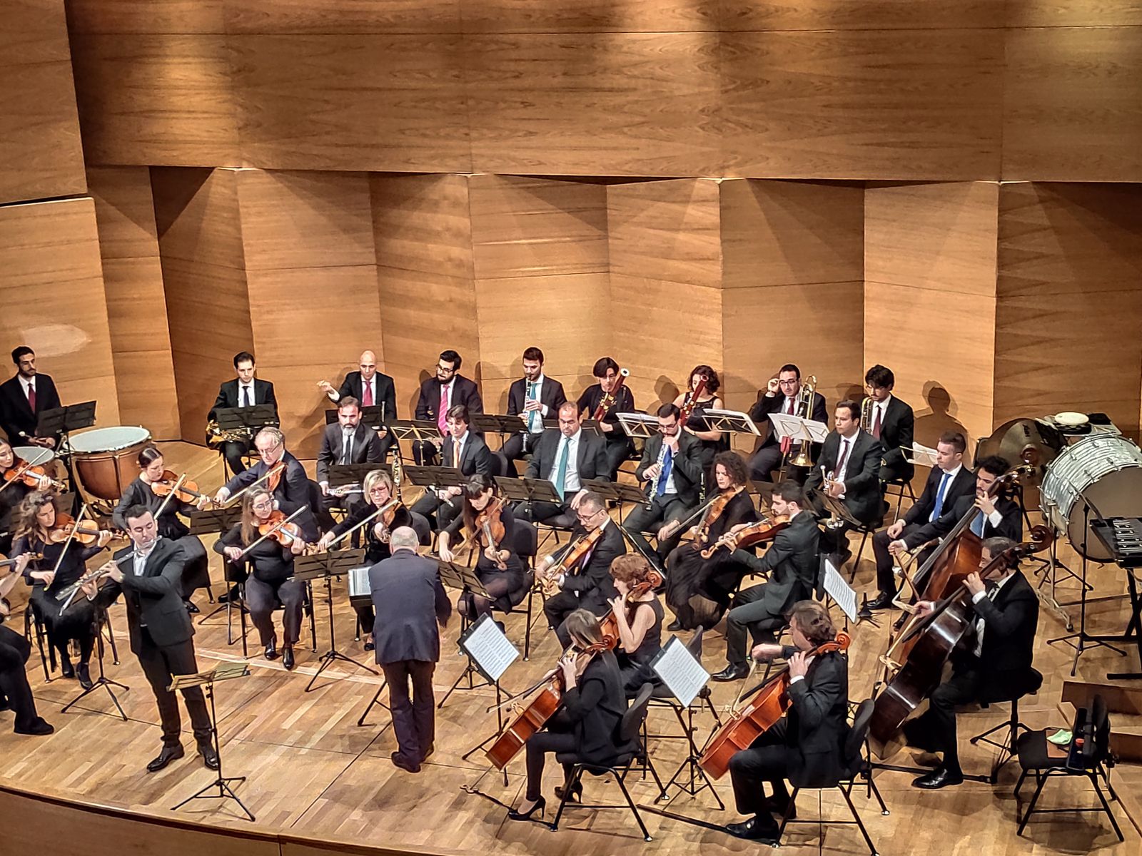 Alberto Acuña con la orquesta Bética de Cámara dirigida por Michael Thomas.