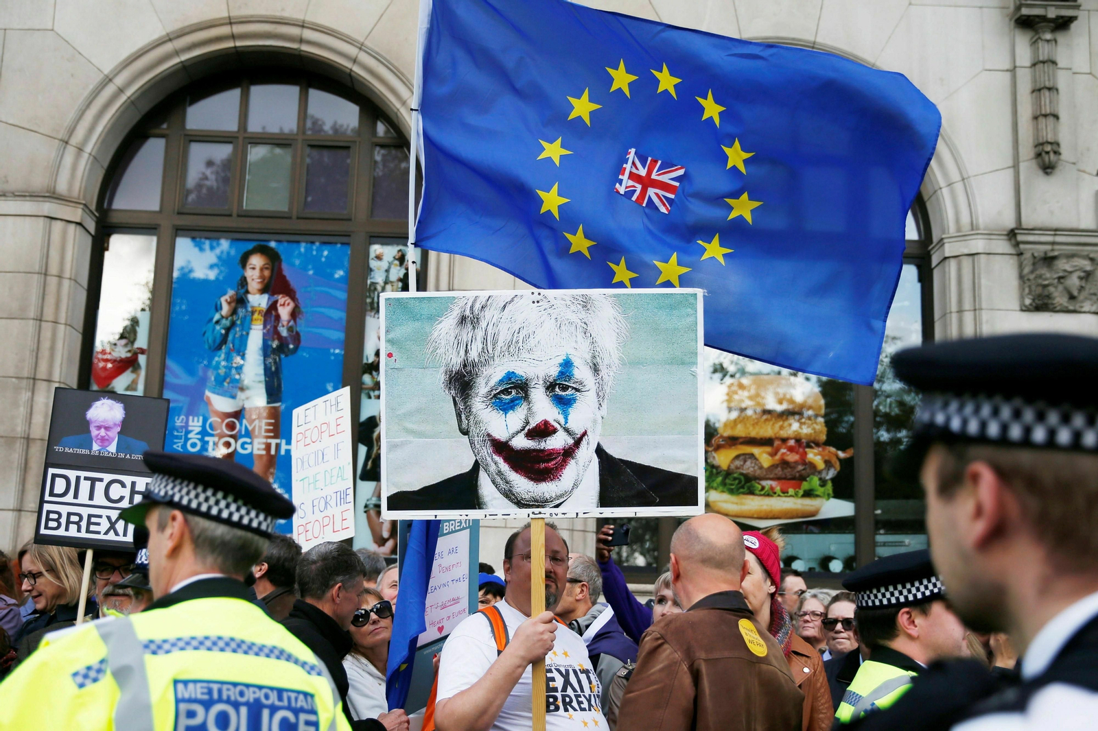 Un manifestante en contra del Brexit porta una foto de Boris Johnson caracterizado como Joker.