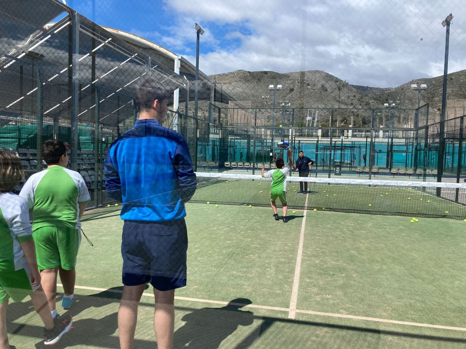 Un grupo de alumnos partipando en las jornadas lúdico-deportivas en edad escolar de Torremolinos.