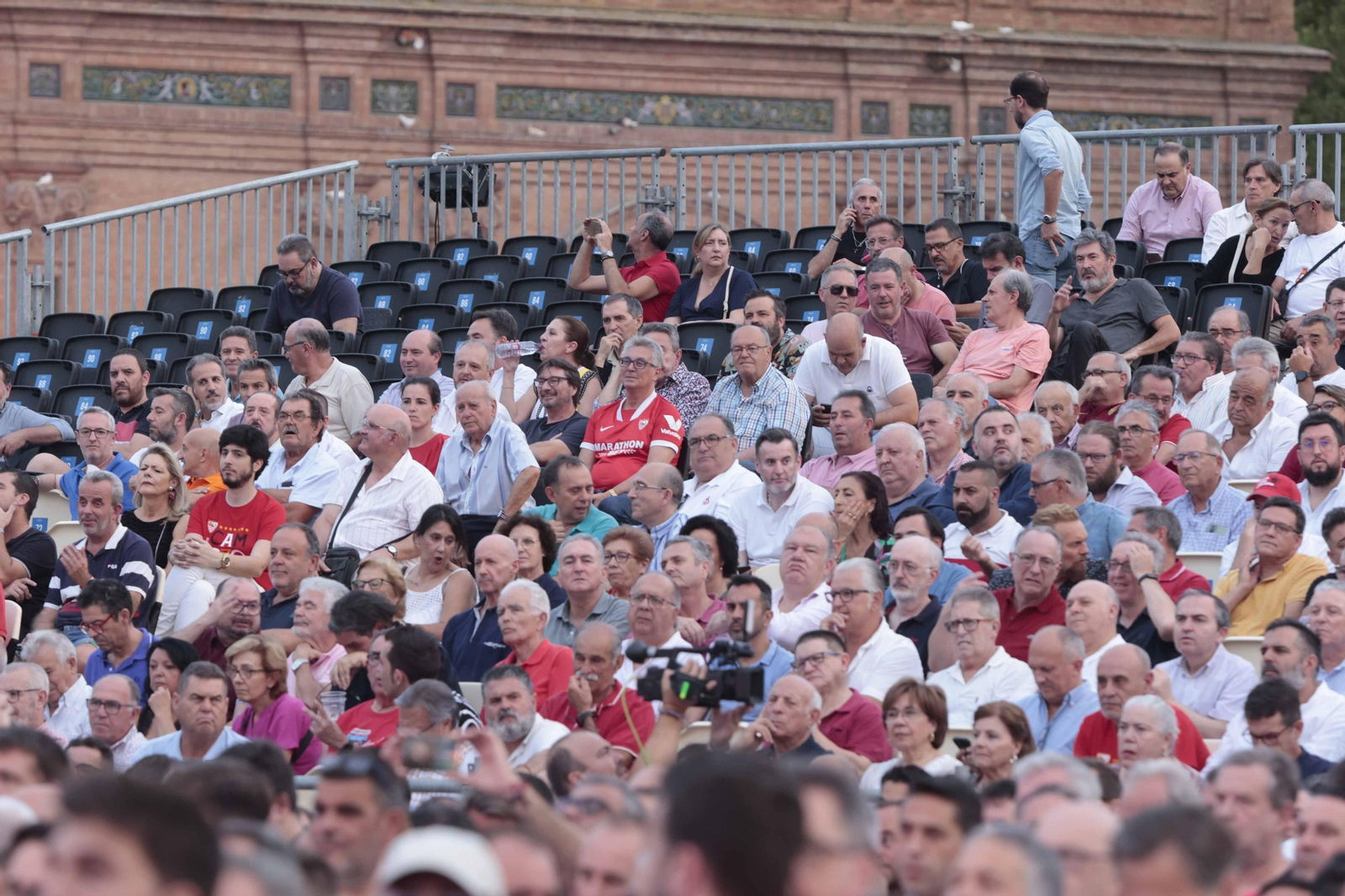 Búscate en las fotos del acto Fieles de Nervión