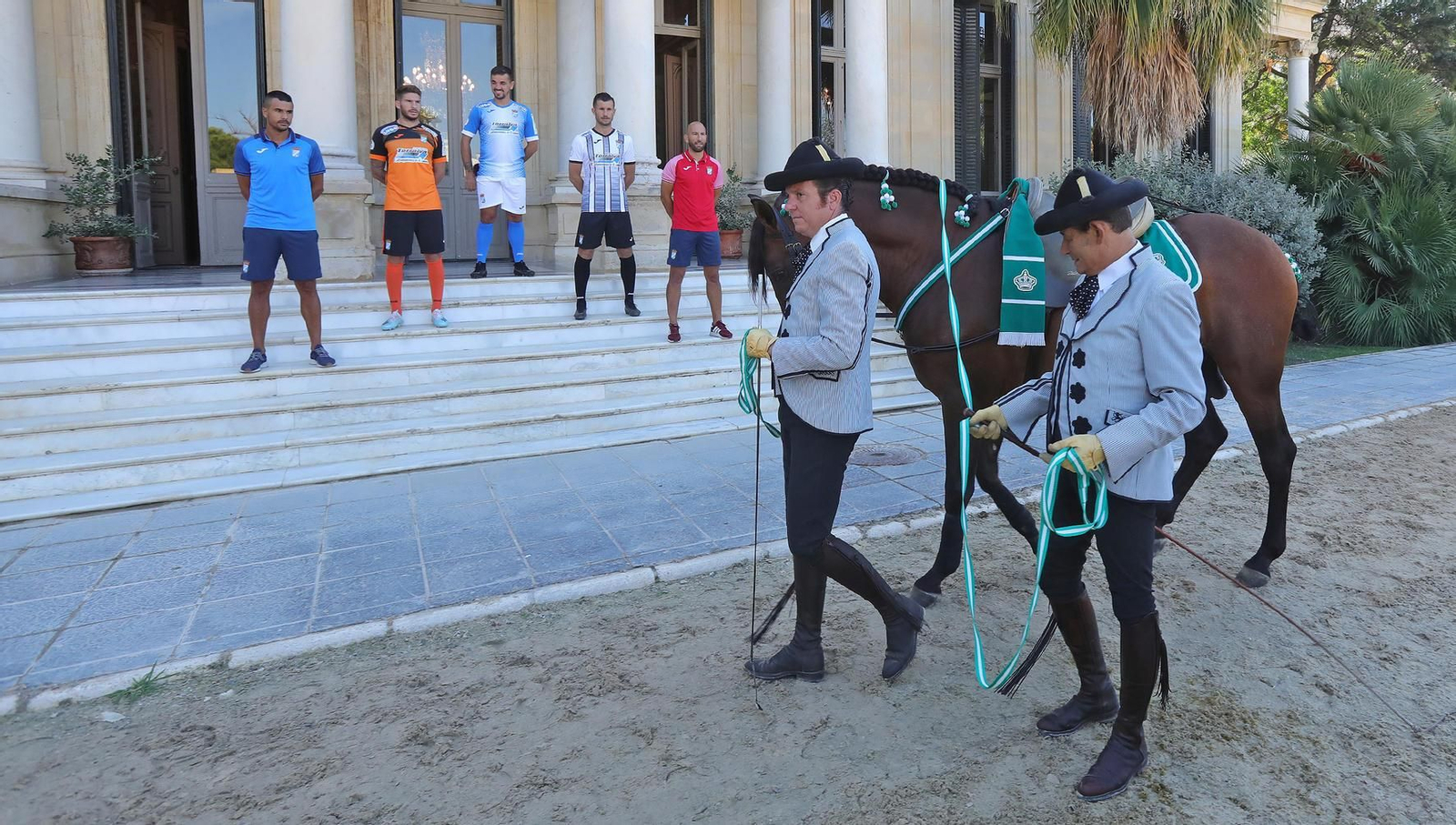 Imágenes de la presentación de las camisetas del Xerez CD en la REAAE