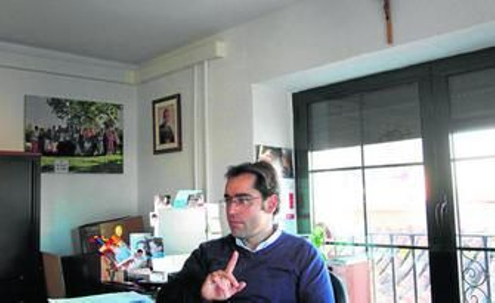 Francisco José Sánchez en su despacho de la sede Cáritas en Málaga.
