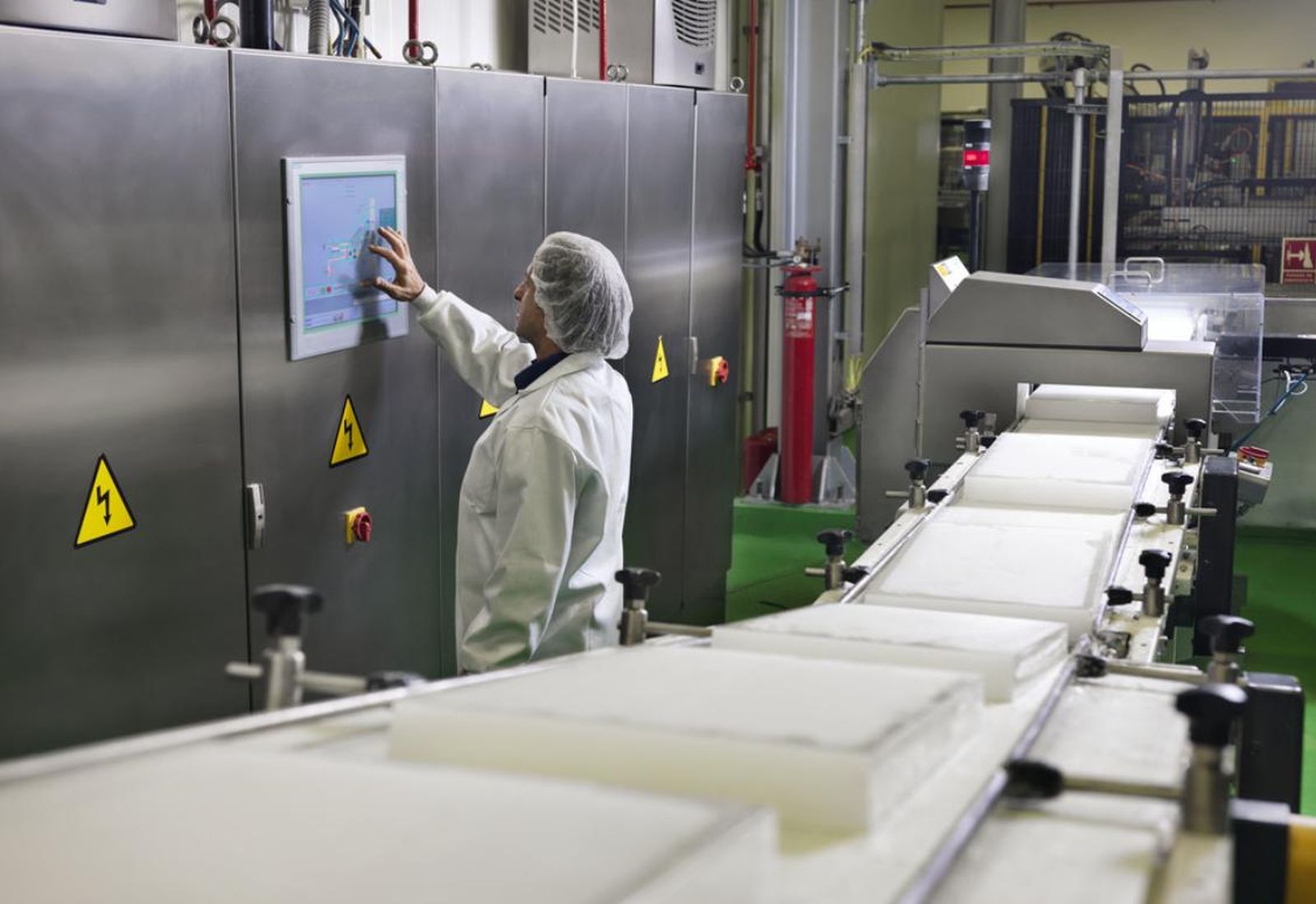 Un operario, en la planta de moldeo de ceras parafinas de Cepsa en San Roque