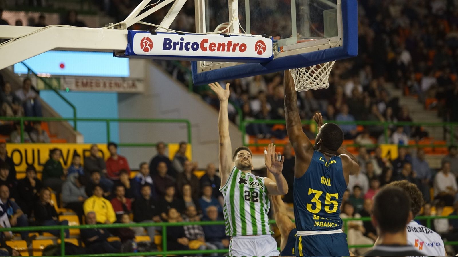 Rakocevic lanza ante la oposición de local Gill.