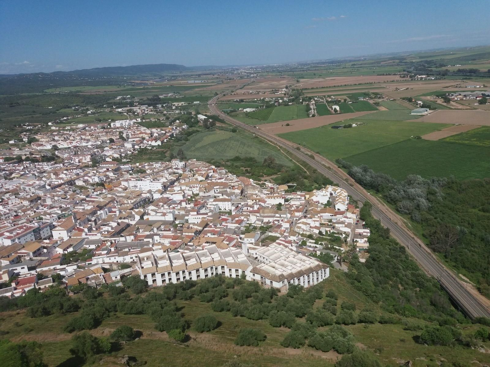 Vías de alta velocidad a su paso por Almodóvar del Río.