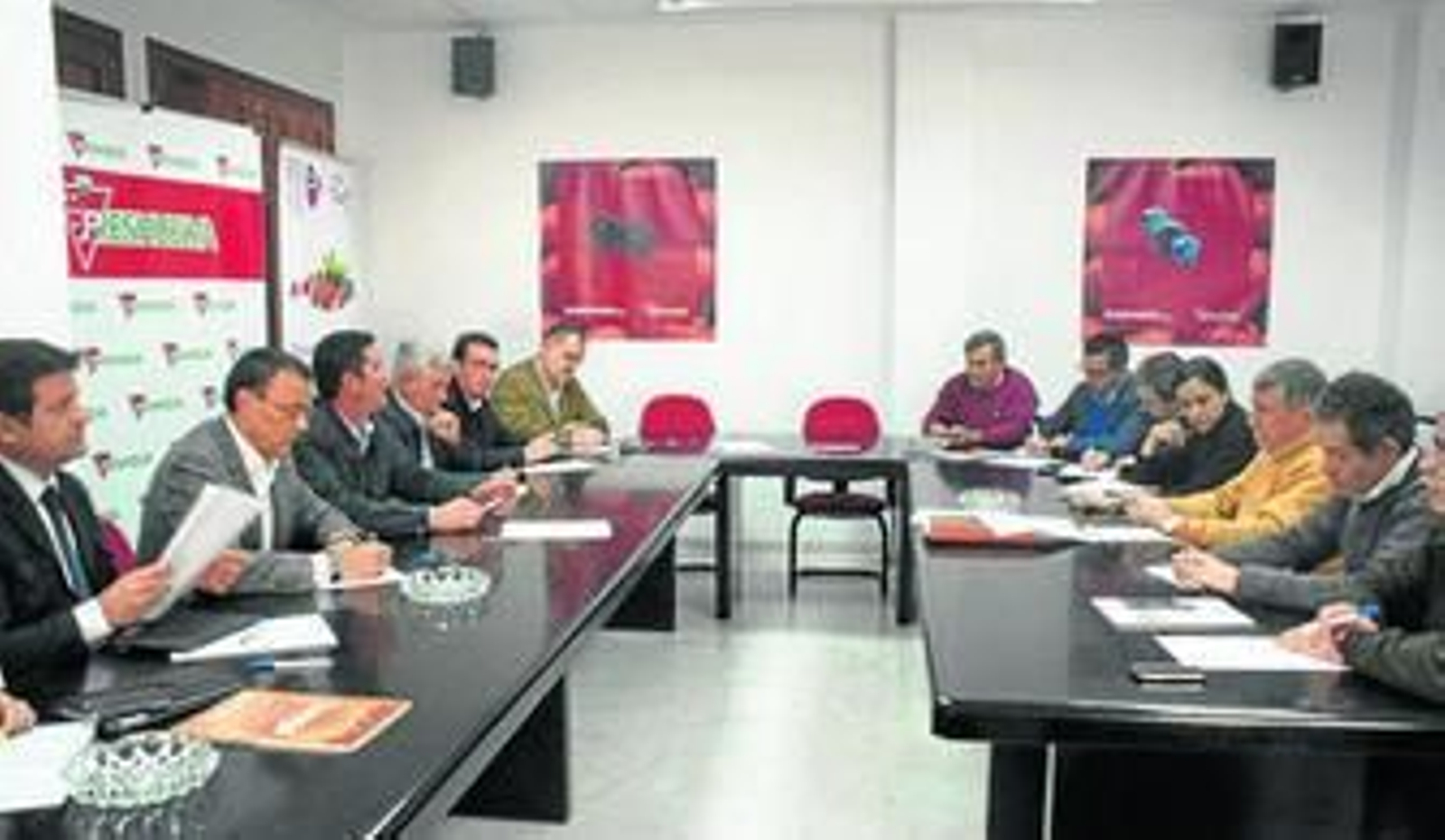 Caraballo (PSOE) y González, junto a varios compañeros de ambos partidos, ayer, frente a los representantes de los agricultores del Condado.