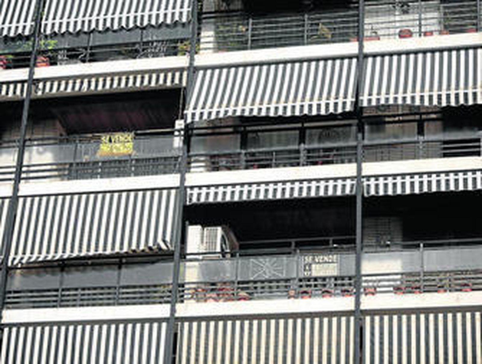 Una imagen de archivo de un bloque de pisos, con algunos carteles que informan de la venta de inmuebles.