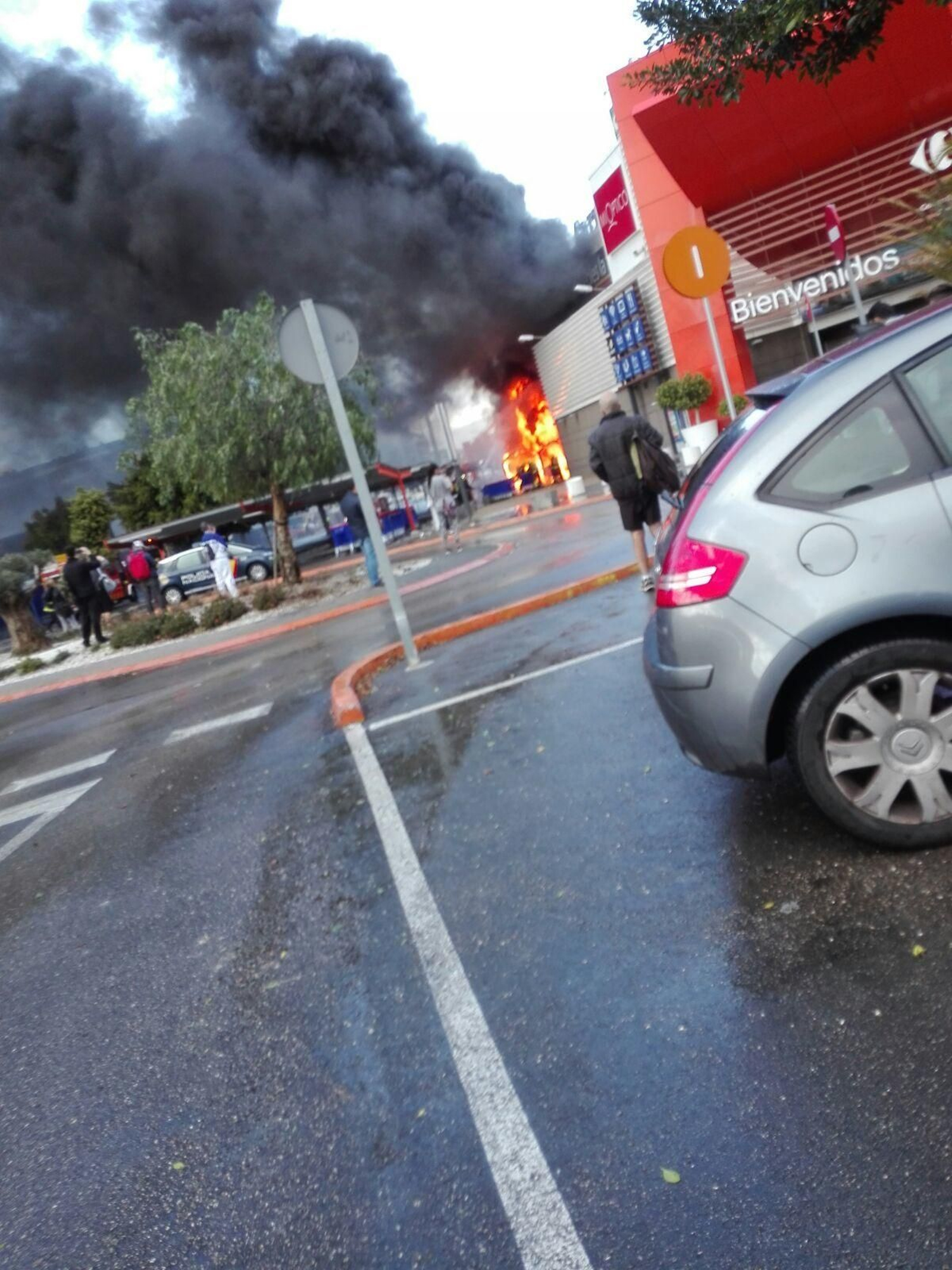 Aparatoso incendio junto al Carrefour Alameda