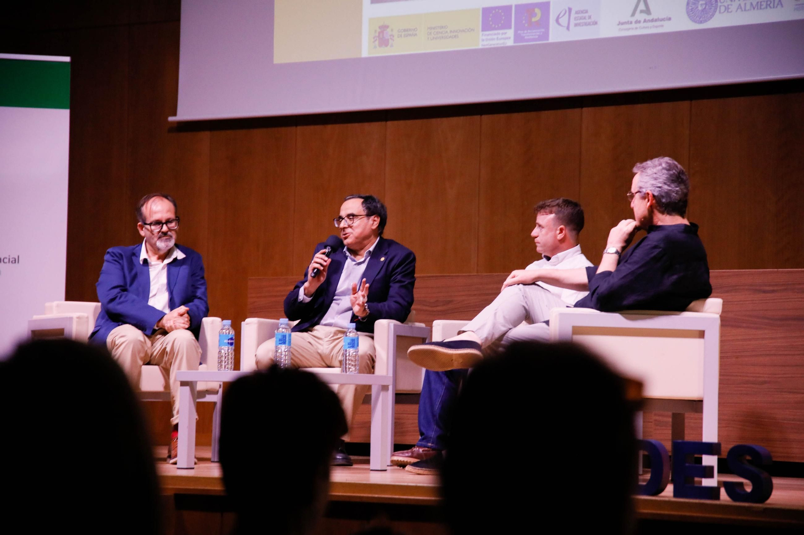 Imágenes de la presentación del documental "Almagrera, un sueño minero" en la biblioteca Villaespesa de Almería