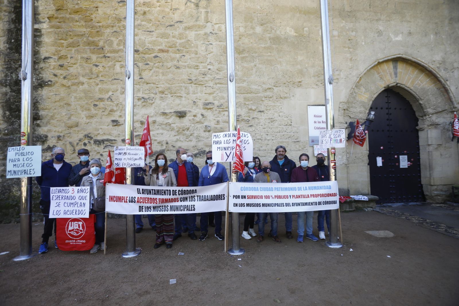 La plantilla de los museos municipales, durante su concentración a las puertas del Alcázar.