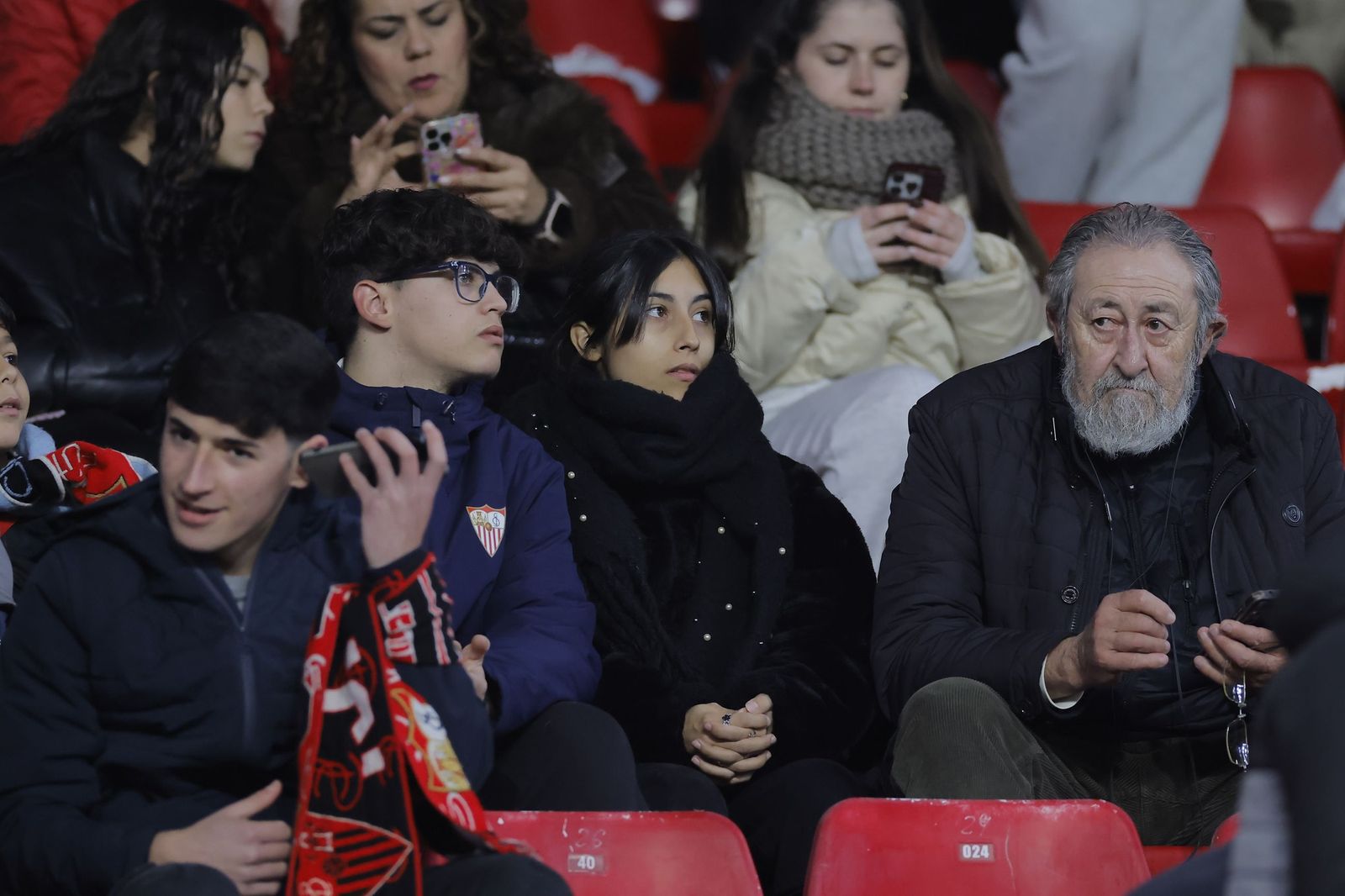 Búscate en las fotos del Sevilla - Celta