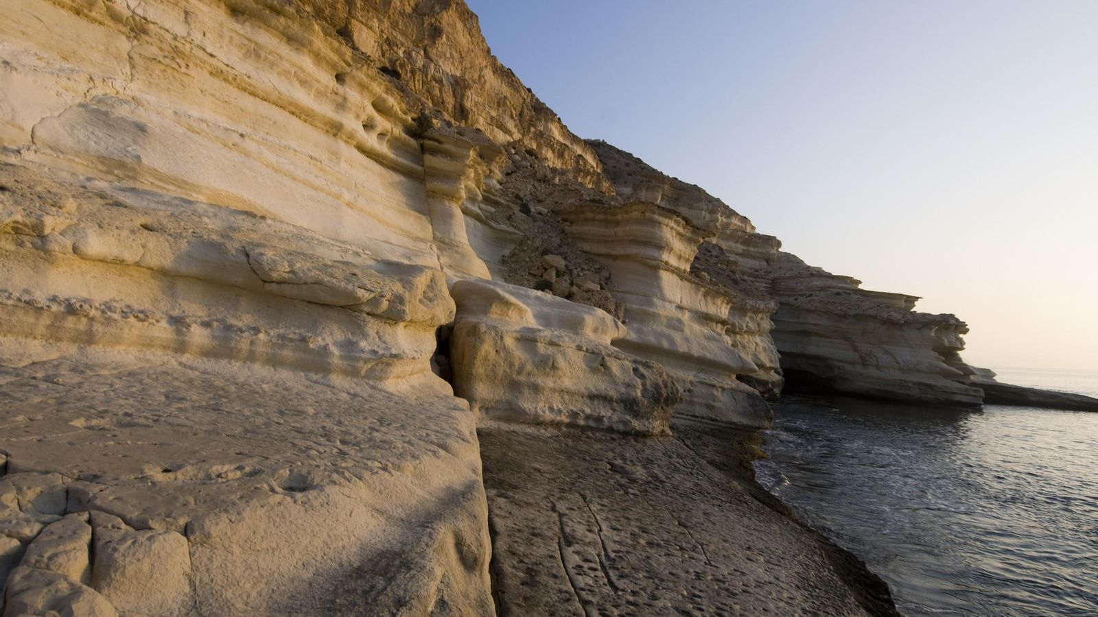 Vista de uno de los acantilados de Cabo de Gata.