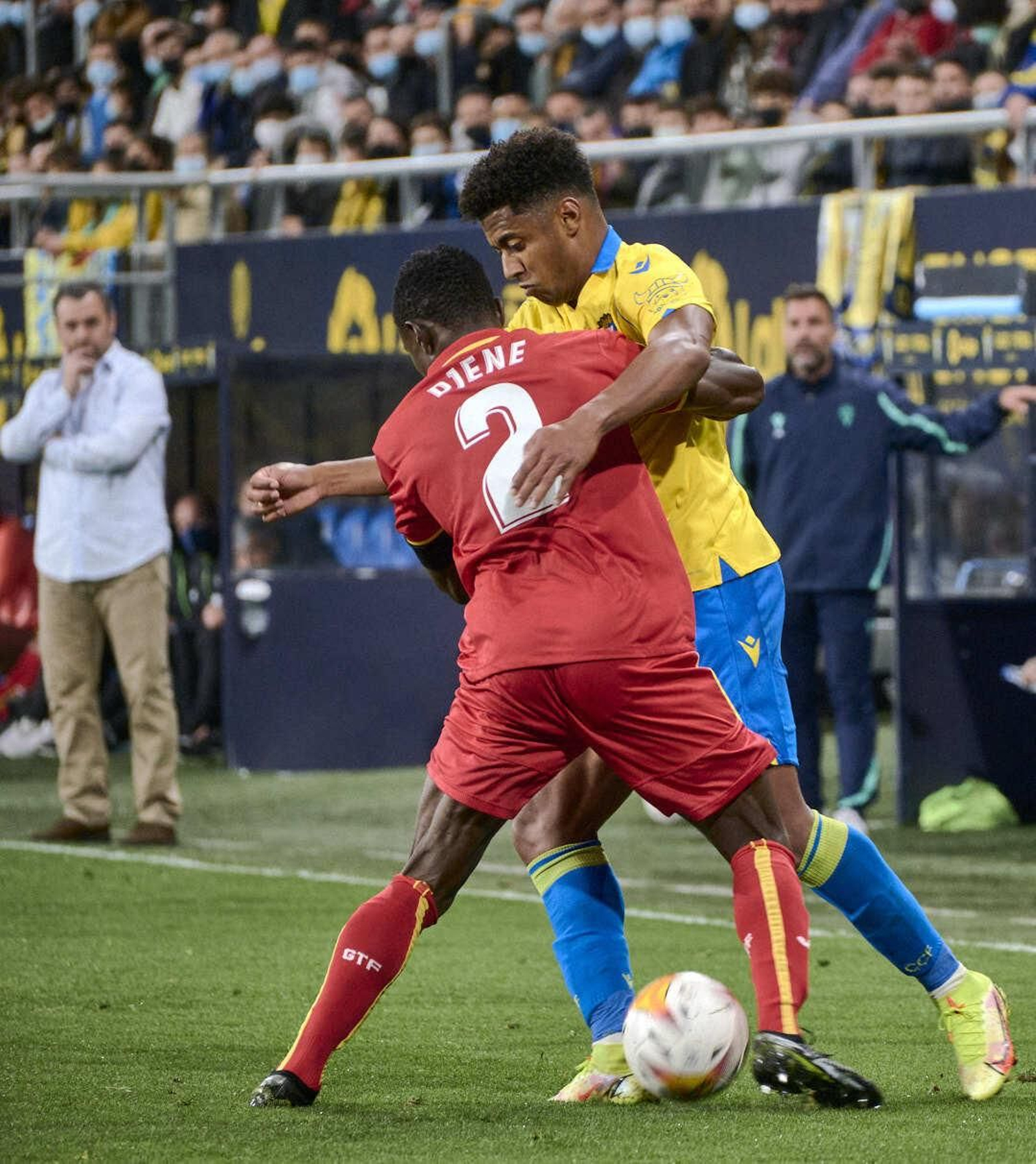 Partido de fútbol entre el Cádiz CF y el Getafe CF.