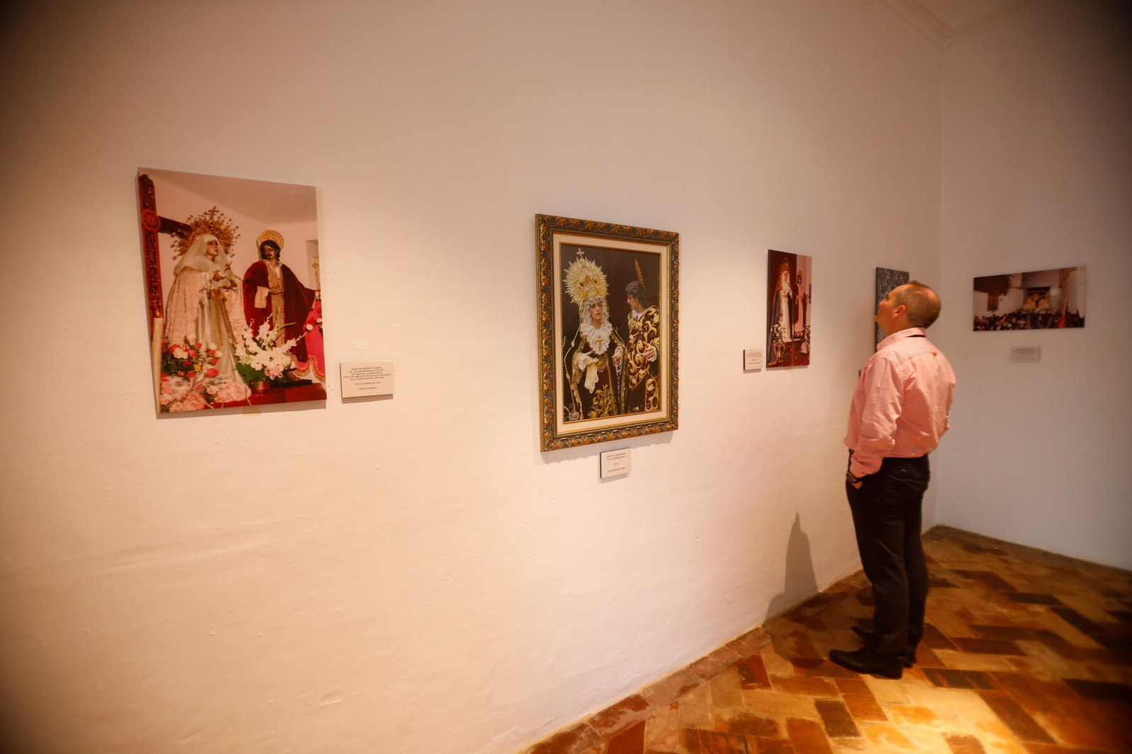 La exposición fotográfica del 50 aniversario de la Virgen de los Desamparados de Córdoba, en imágenes