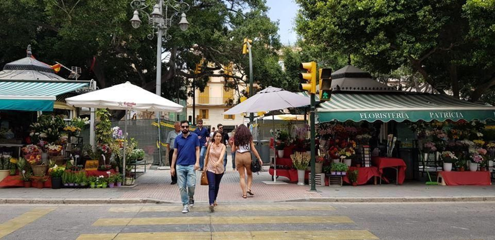 Peatones cruzan por el paso abierto ayer.