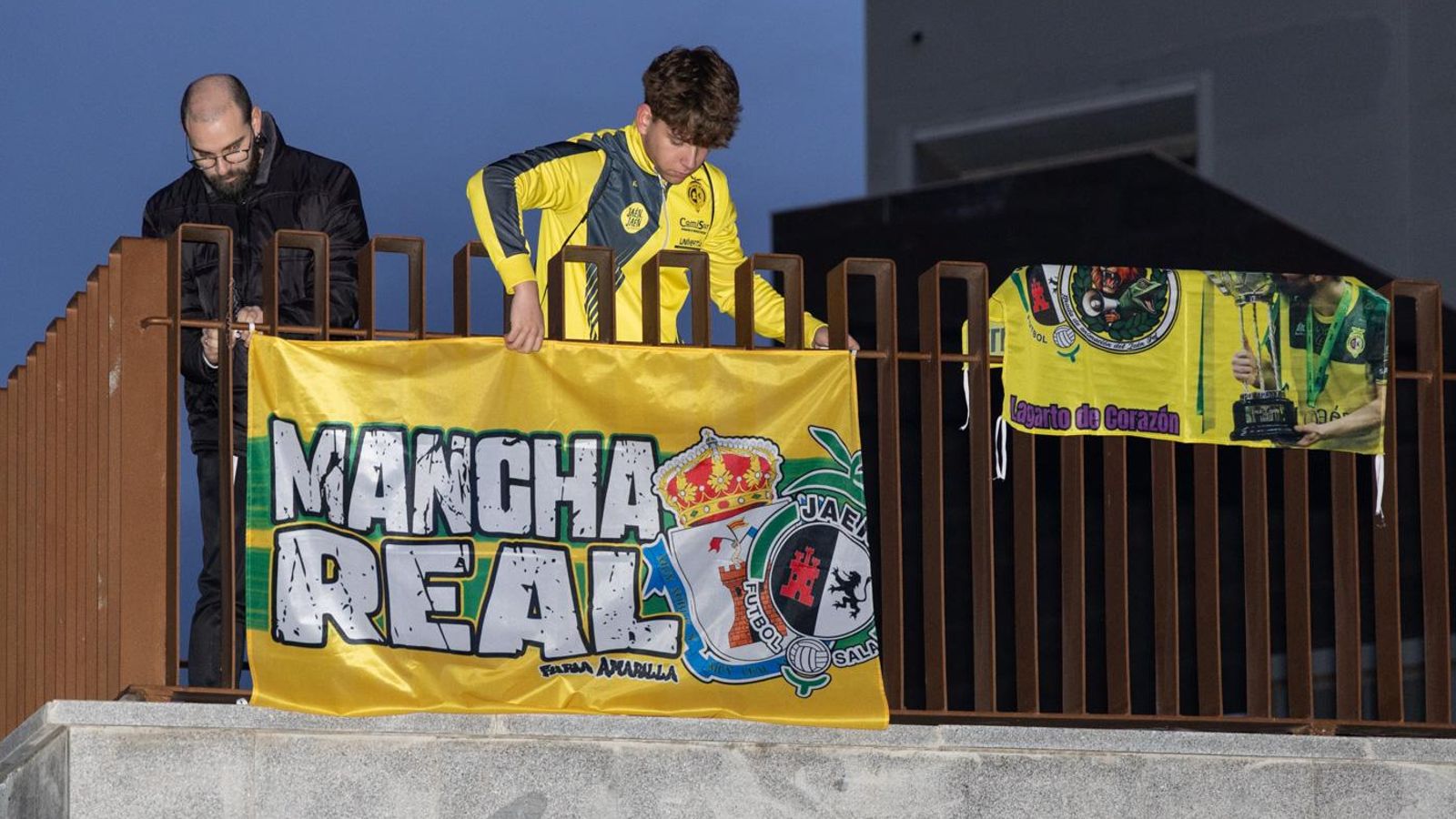 En imágenes: la Marea Amarilla alienta al Jaén Paraíso Interior FS antes de poner rumbo a la Copa de España