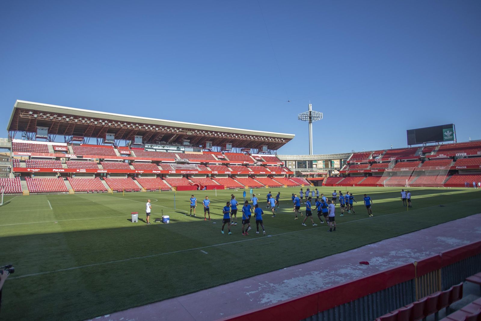 Aspecto del Nuevo Los Cármenes en el entrenamiento completado este jueves por el equipo