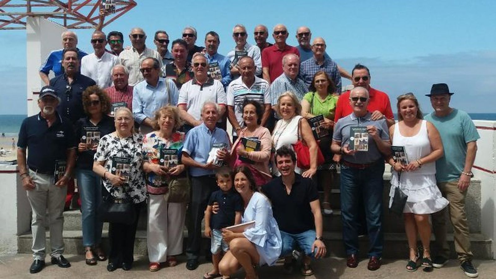 Juan García Martínez, rodeado de todo el grupo de familiares y amigos que asistieron a la presentación de su libro biográfico, en el restaurante La Vendimia.