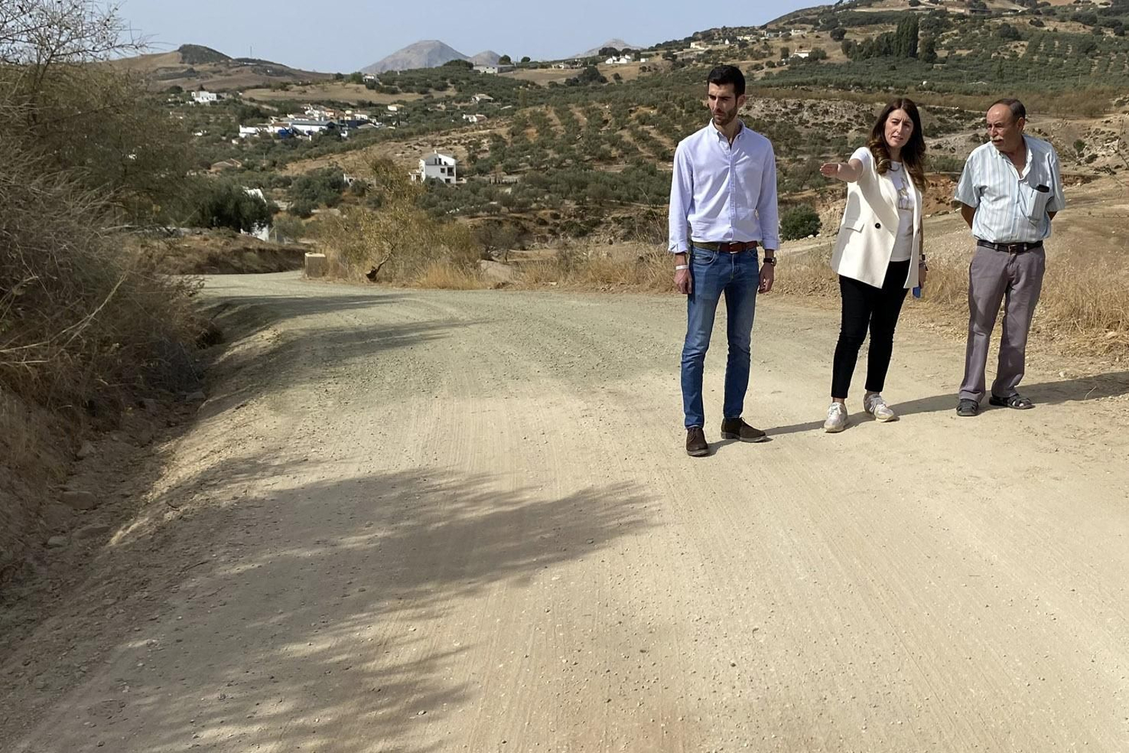 Visita de los responsables municipales a uno de los caminos reparados.