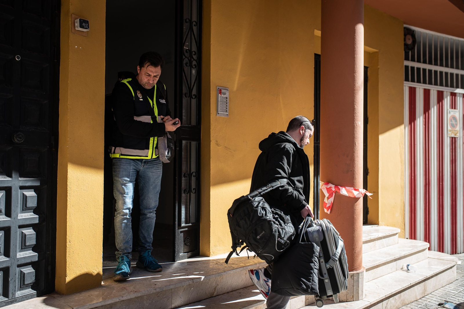 Imágenes de la dramática mañana de tensión que se ha vivido en Isla Chica tras el incendio en una vivienda