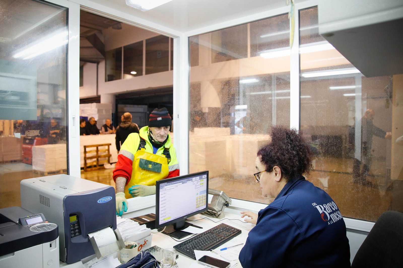 Te contamos en imágenes como ha sido la descarga de las traiñas en la lonja de Almería