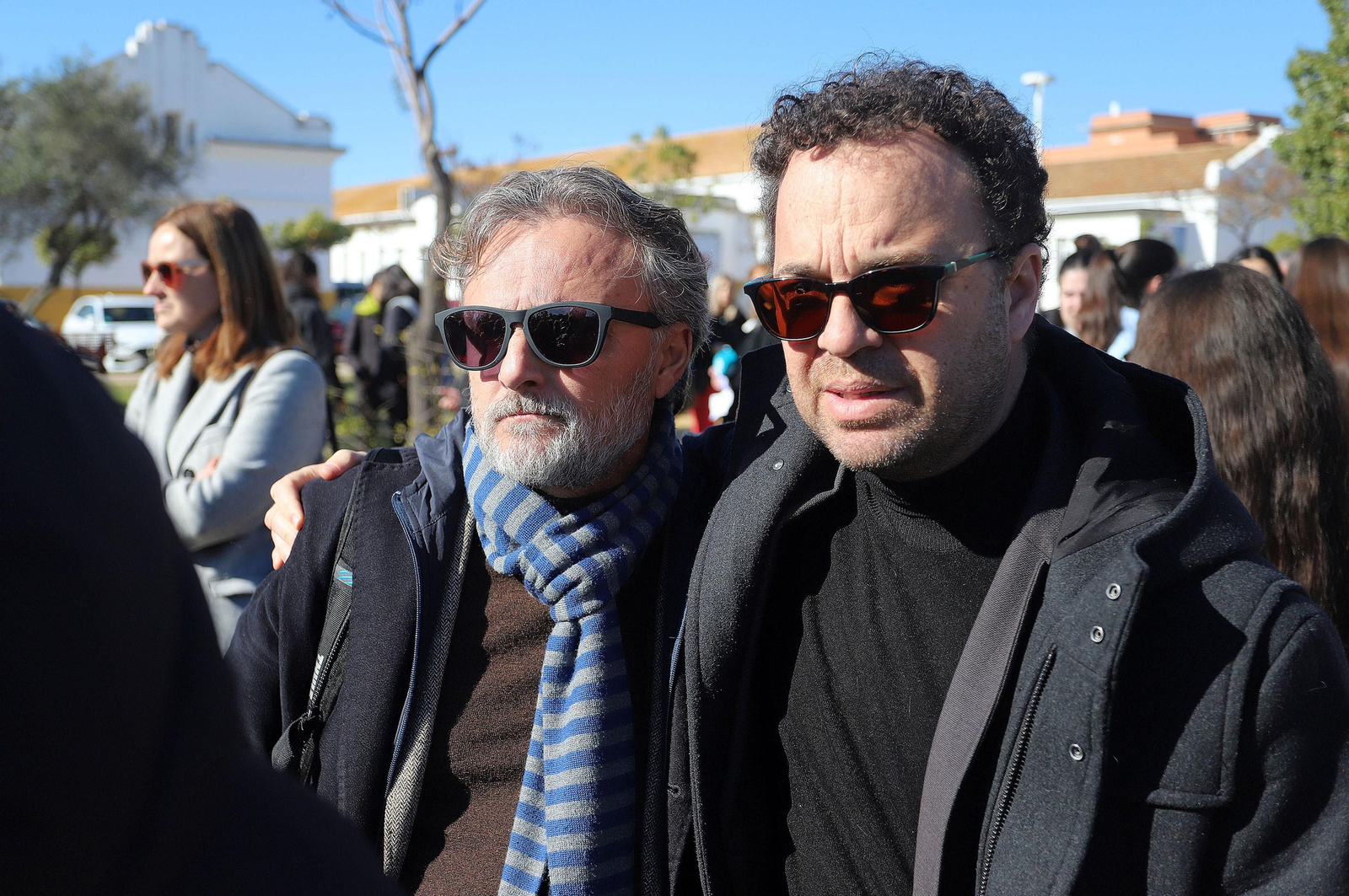 Imágenes del minuto de silencio guardado en la Universidad de Huelva en memoria de los estudiantes fallecidos en el incendio