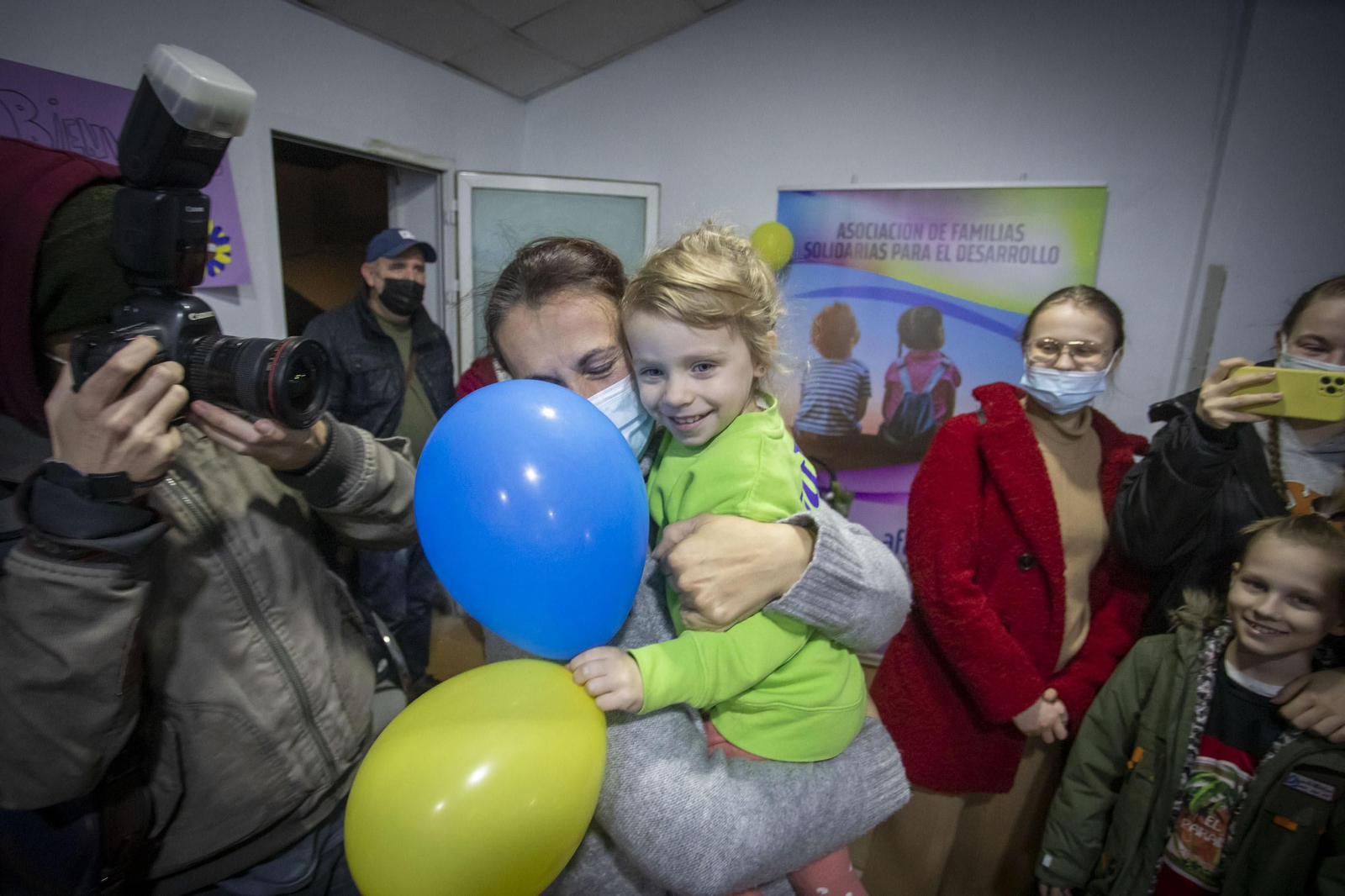 Imágenes del recibimiento en Chiclana a un grupo de refugiados ucranianos