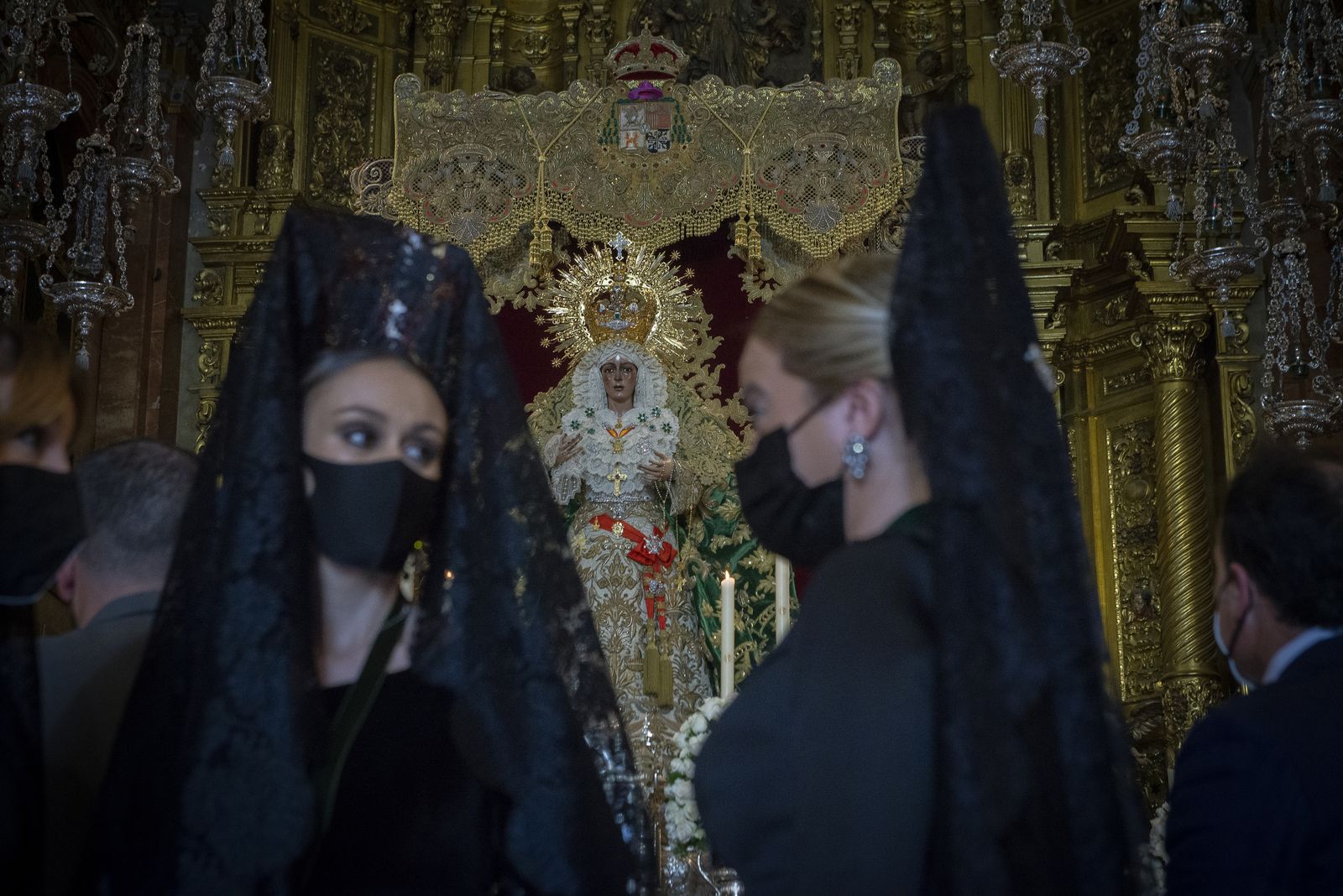 Dos mujeres de mantilla el Jueves Santo ante la Esperanza Macarena