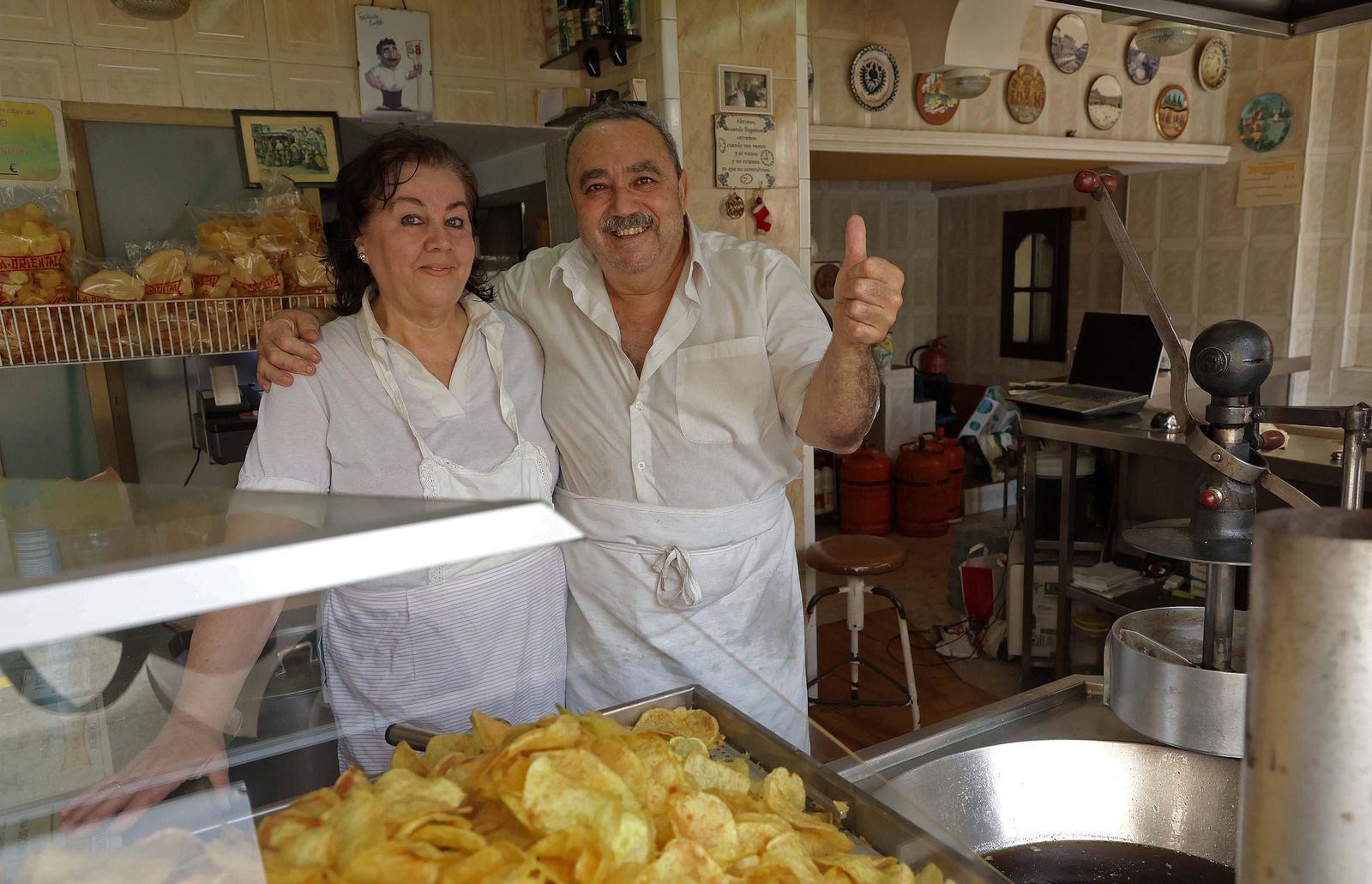 Carlos Gómez y su mujer Carmen se jubilan. Nadie tomará el relevo en 'La Oriental'.