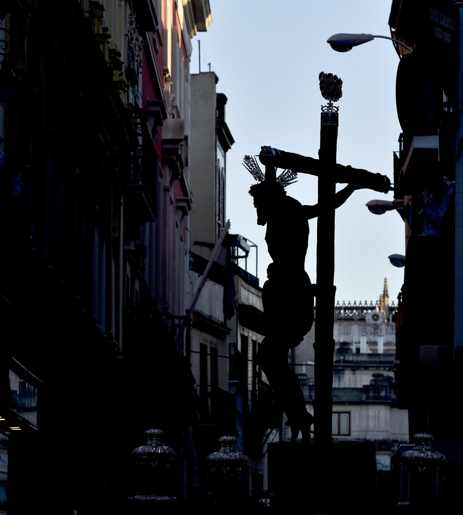 Las imágenes del Vía Crucis de las Cofradías de Sevilla con el Cristo de la Conversión de Montserrat