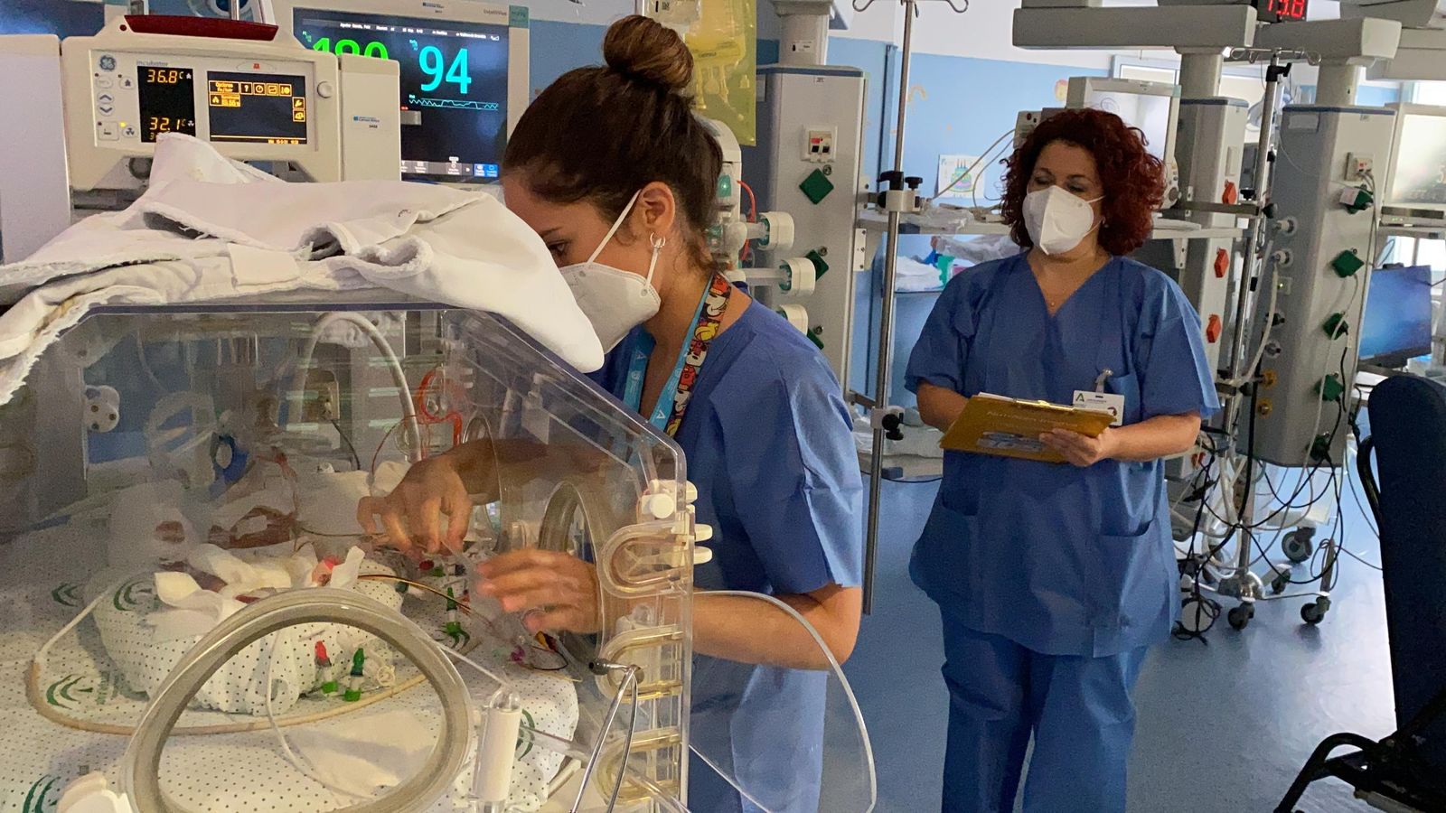 Profesionales trabajando en la Unidad de Neonatología del Materno.