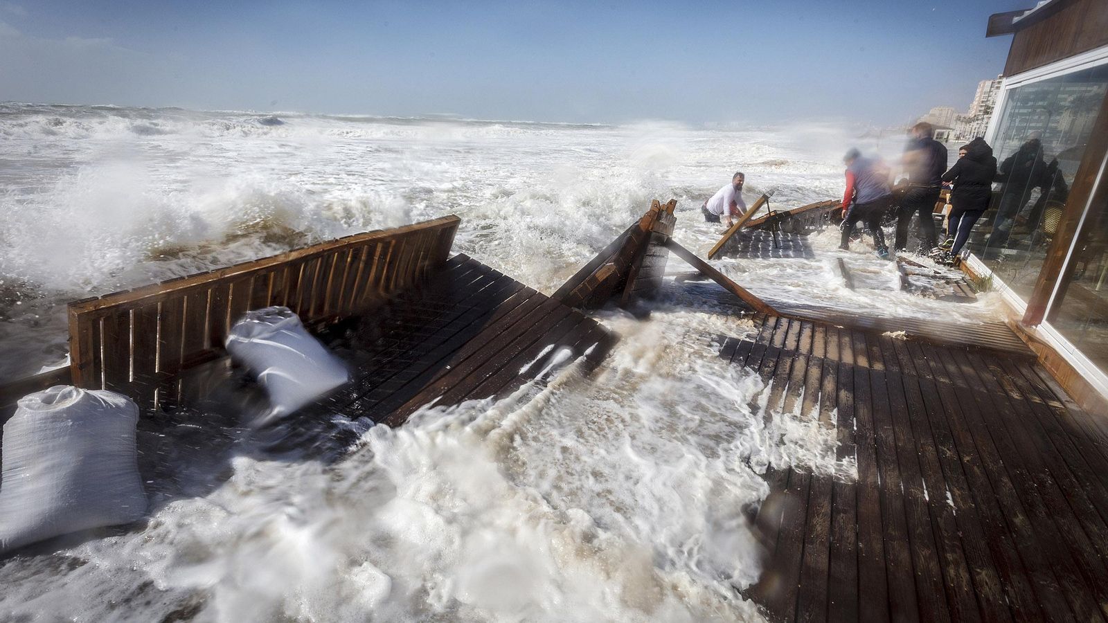 Los destrozos que ocasionó el temporal 'Emma' en los chiringuitos del Paseo Marítimo de Cádiz en 2018.