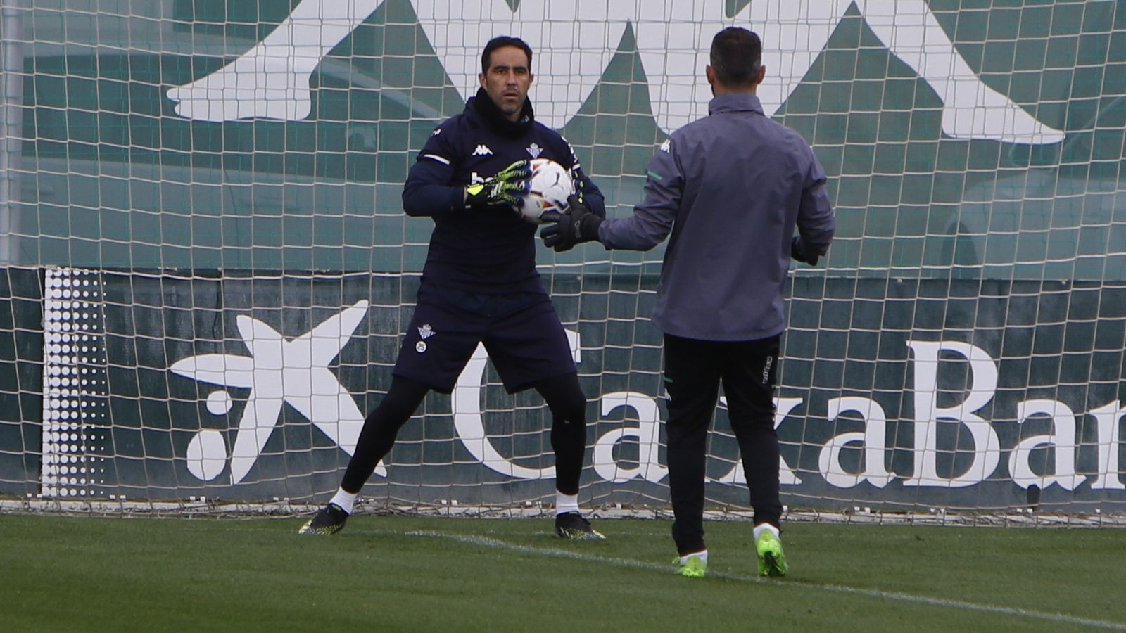 Claudio Bravo se ejercita junto a Toni Doblas.