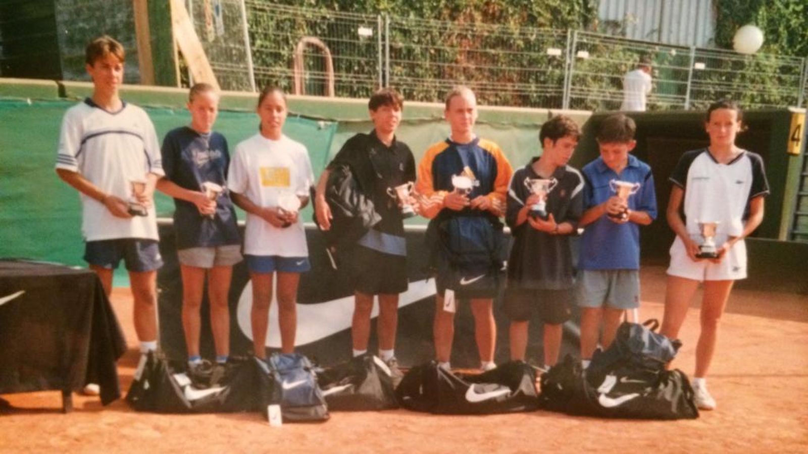Adelina, cuarta por la derecha, con una copa ganada en un campeonato en su infancia.