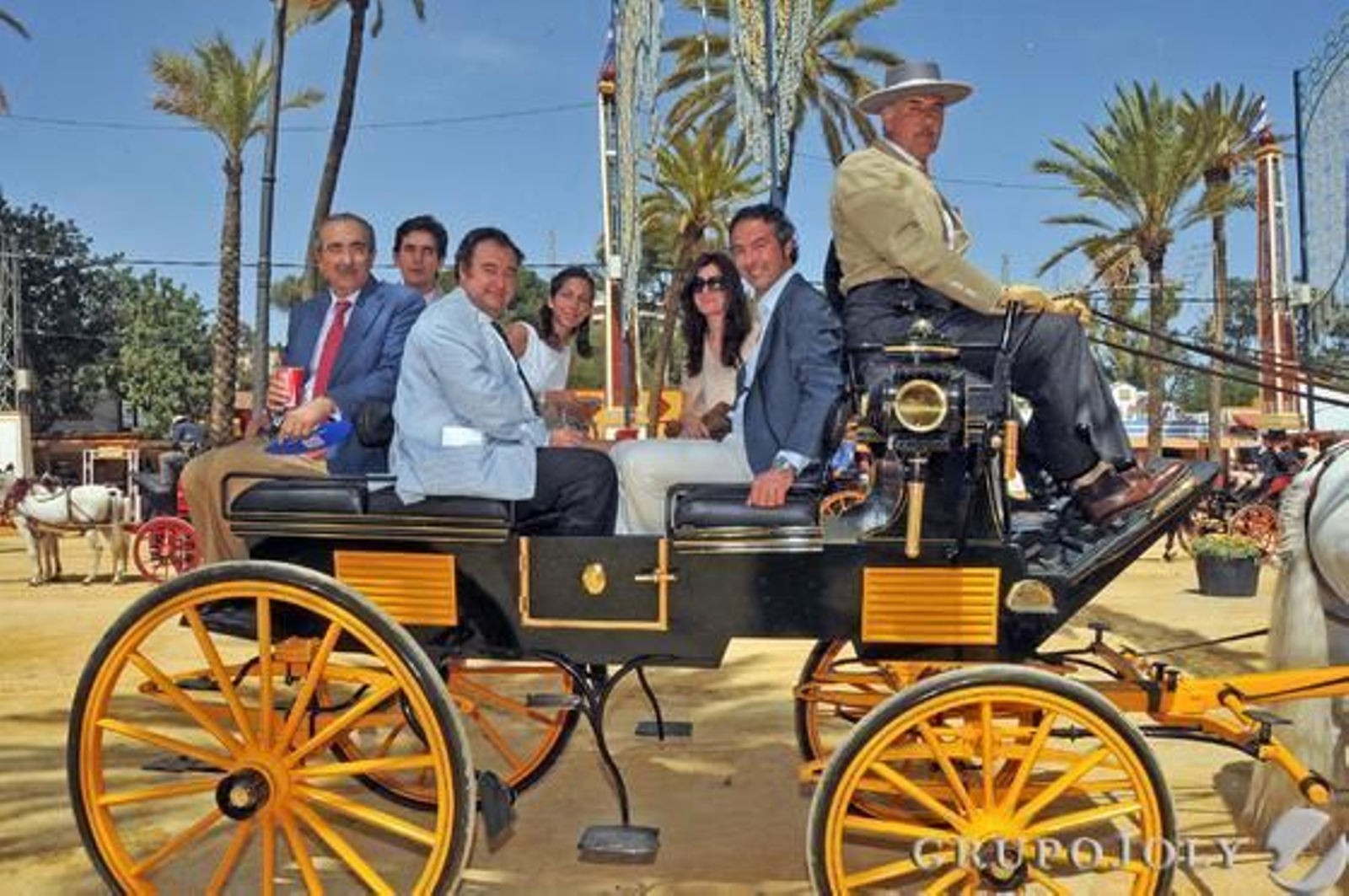 Tomás Valiente, director general de Grupo Joly; Begoña Gómez; Elena Ordóñez y Jorge Ramos, con unos amigos en un coche de caballos.

Foto: Manuel Aranda