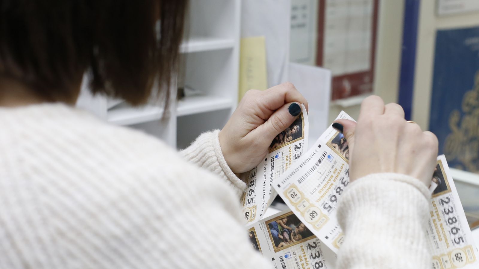 Una trabajadora de la administración de Sagasta con los décimos en las manos.