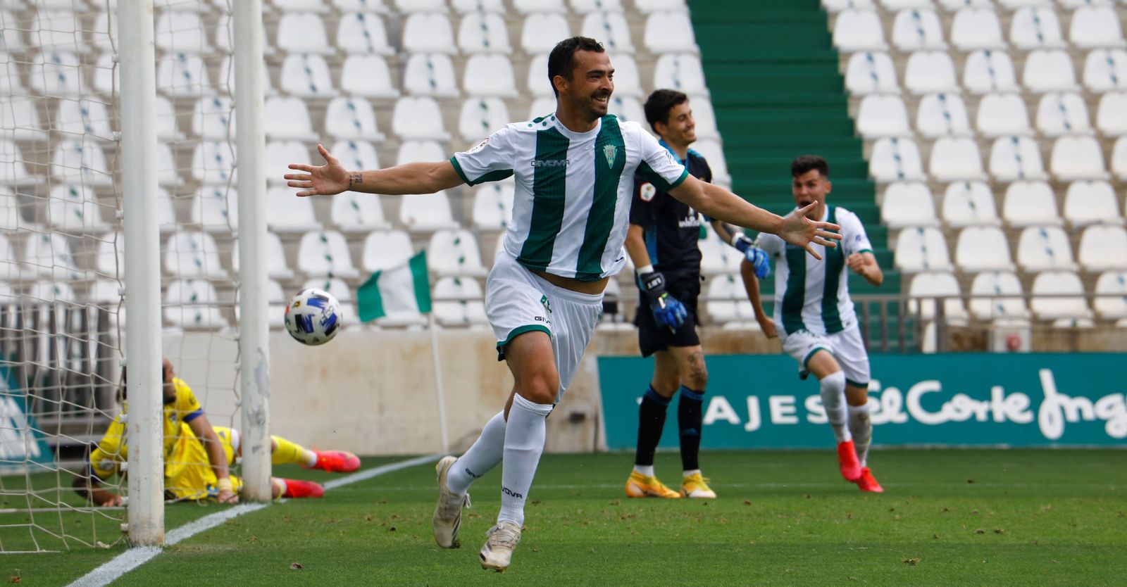 De las Cuevas celebra su gol al Cádiz B en El Arcángel, el último de la pasada temporada.