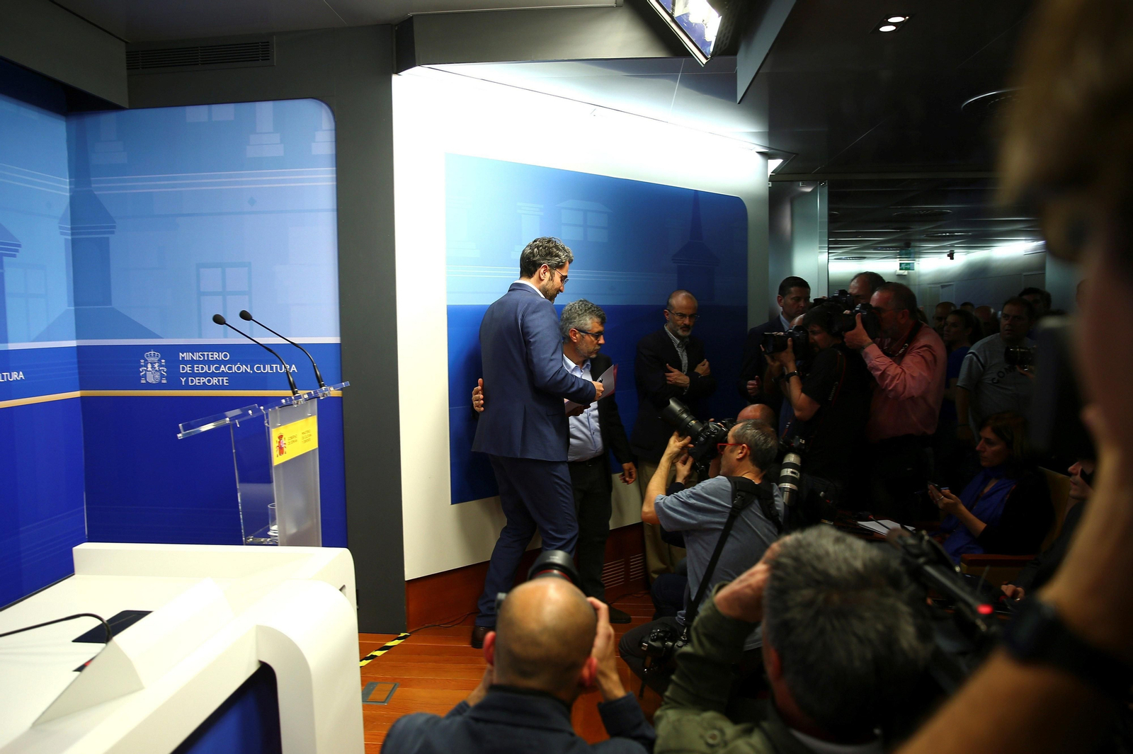 Màxim Huerta abandonando la sala de prensa en la que comunicó su dimisión.