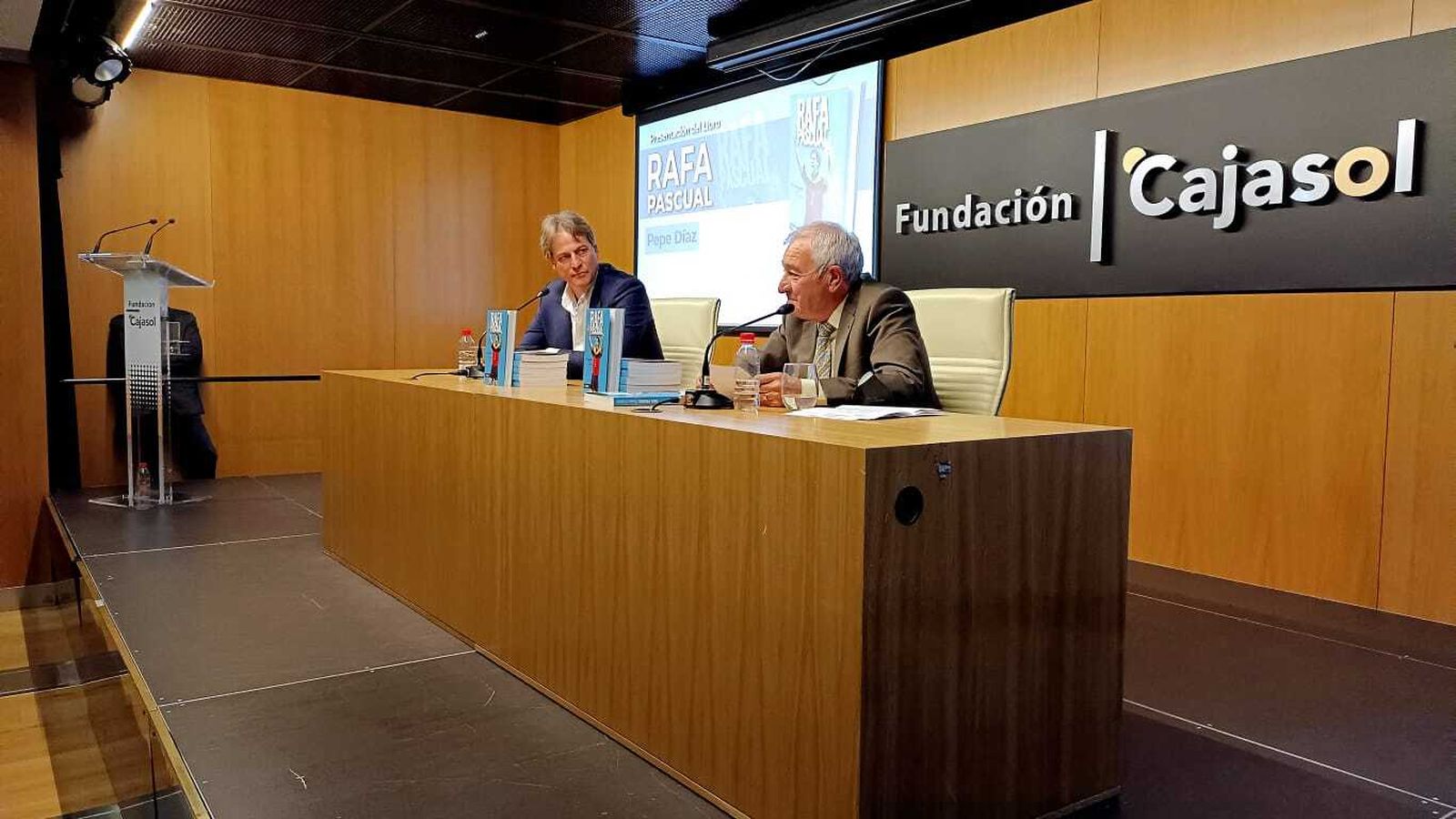 Rafa Pascual escucha las palabras de Pepe Díaz durante el acto en Cajasol.