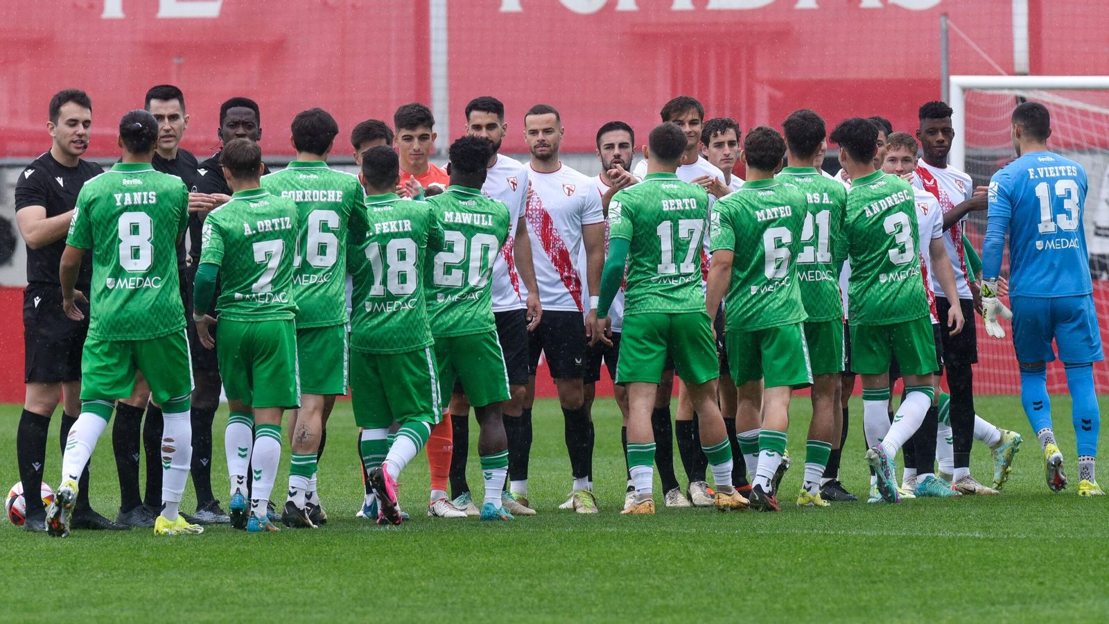 Los jugadores se saludan antes del inicio del partido.