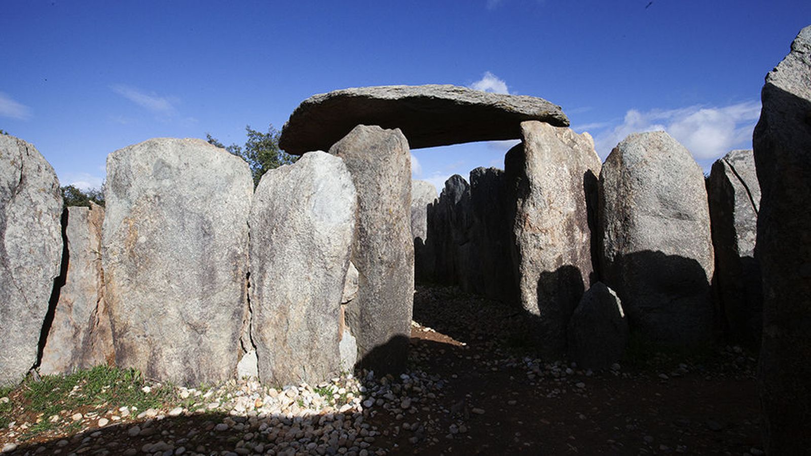 La provincia entera es una topografía de la muerte, desde los enterramientos neolíticos como este de El Pozuelo hasta los modernos cementerios.