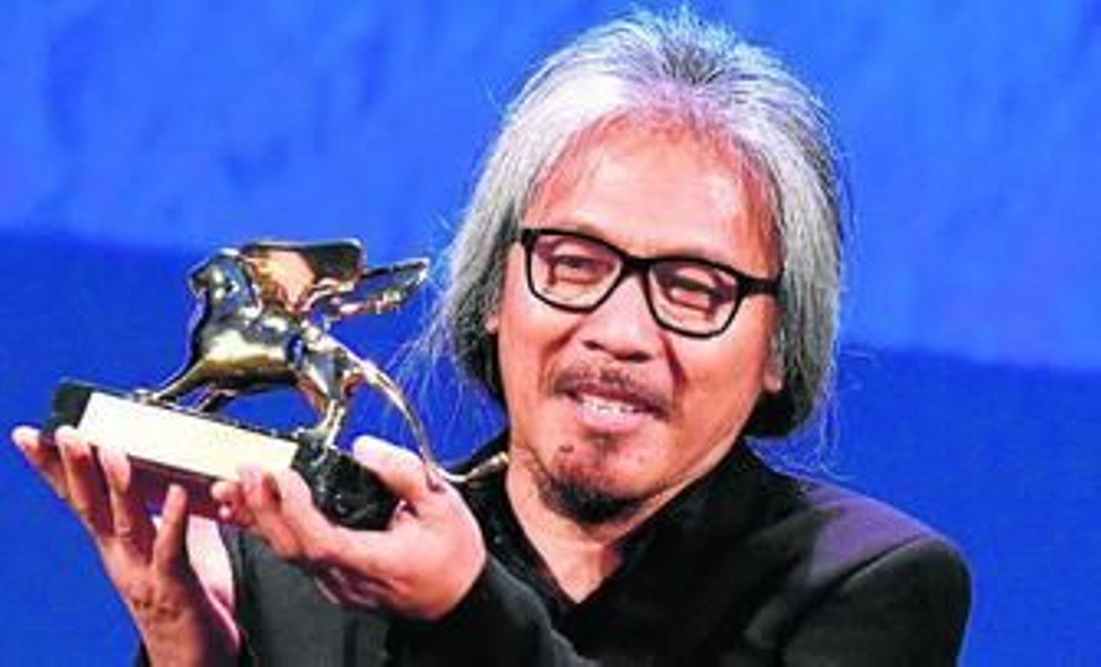 Lav Diaz, con el León de Oro.
