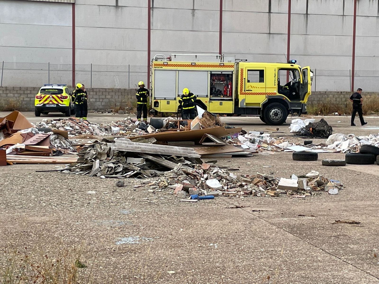 Quejas por la acumulación de basuras en el Polígono Industrial El Portal