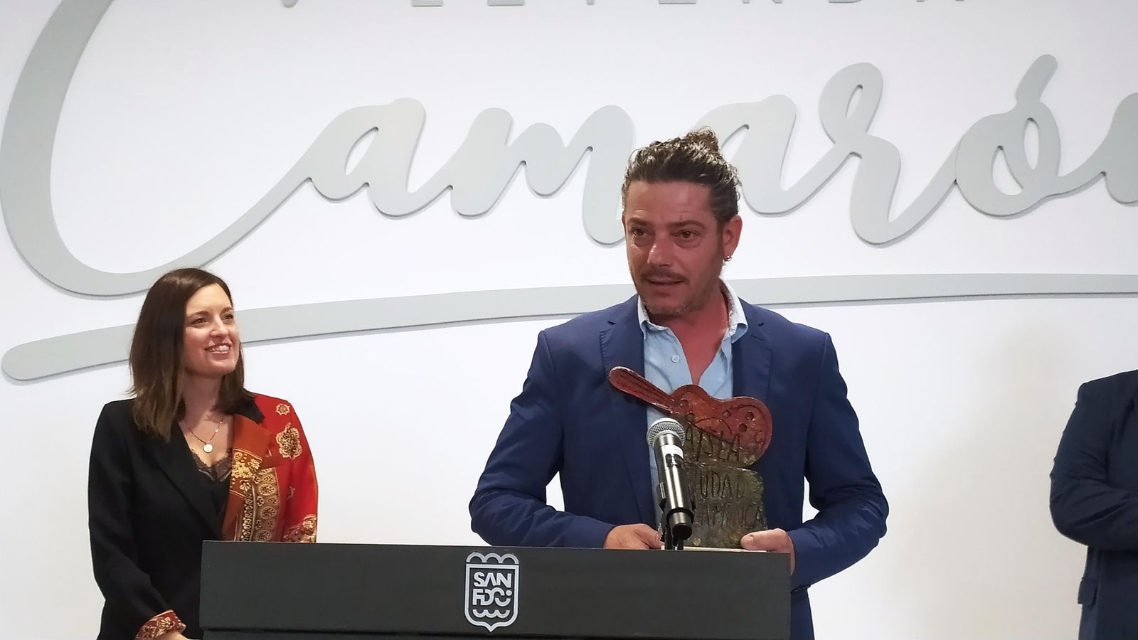 Juan Manuel Fernández, tras recoger el premio a la mejor actuación del festival.