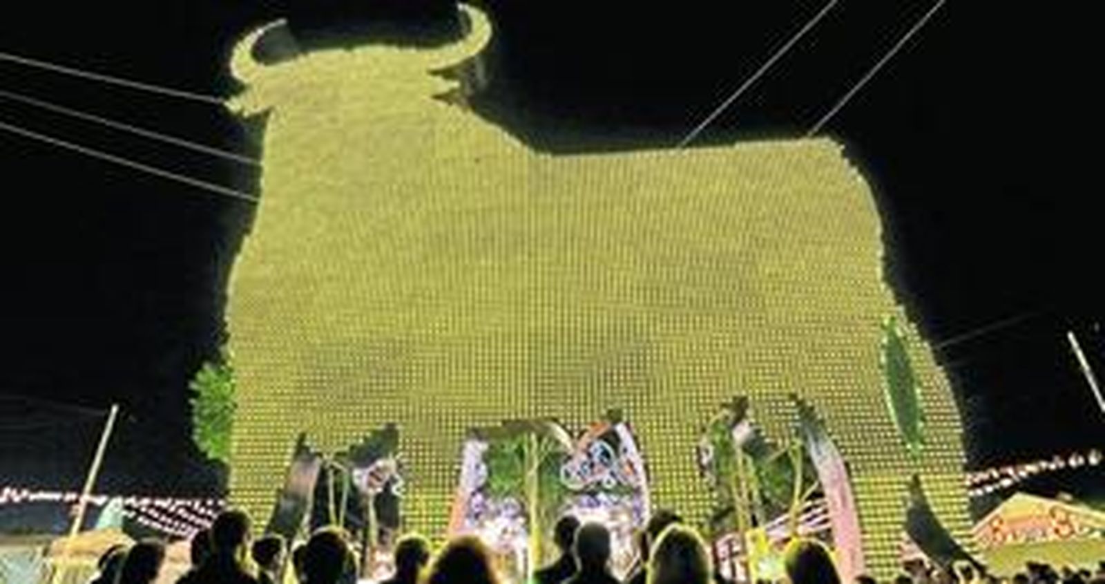 La portada del Toro volvió a llenar de luz el recinto de Las Banderas en la noche de ayer. En la imagen, el momento del encendido del alumbrado extraordinario.